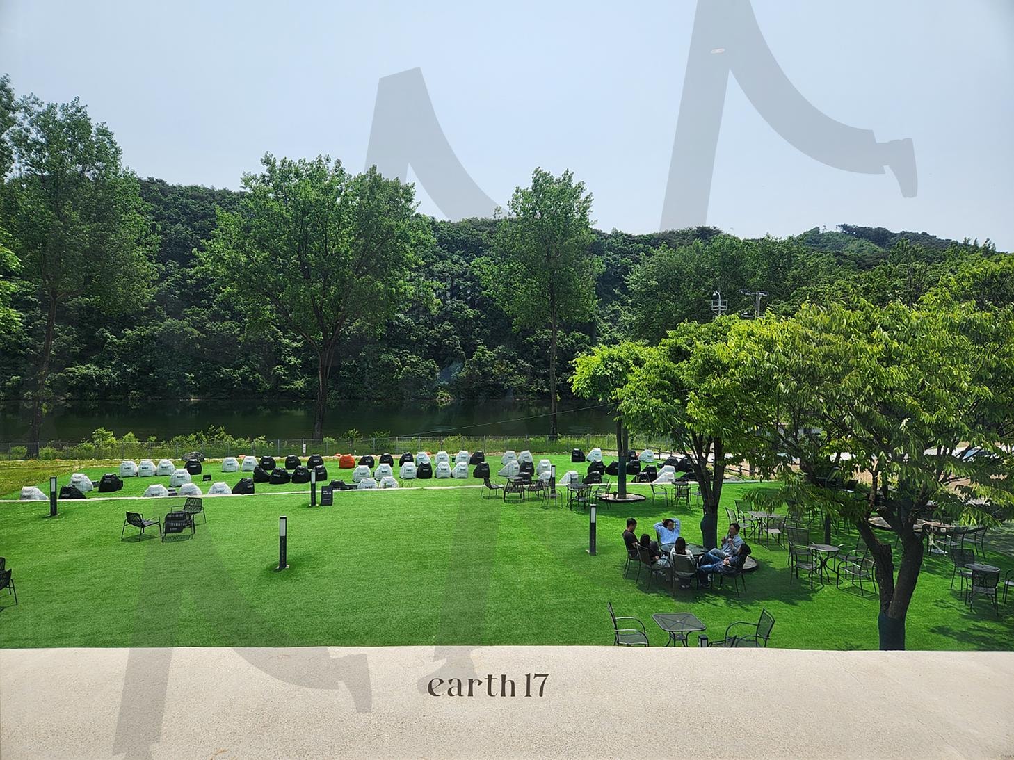 earth17, 춘천에 위치한 어스17에서 바라본 정원과 소양강뷰 | 어스17, 카페잡지사진, 카페사진, 춘천카페, 강뷰카페, 소양강, 소양강카페, 강원도여행, 어스17카페, 야외카페, 감성카페, 피크닉카페, 빈백카페, 강뷰맛집, 잔디정원, 포토존카페, 야외의자, 브런치카페, 강원도카페추천, 자연풍경, 힐링장소, 여름카페, 드넓은잔디, 숲속풍경, 숲뷰카페, 커플카페, 조용한카페, 테라스카페, 강변풍경, 이색카페, 자연과함께, 여유로운장소, 북유럽분위기, 강원도핫플, 춘천데이트코스, 야외포토존, 브런치명소, 자연조망, 빈백휴식, 감성야외, 테라스뷰, 자연속쉼터, 강변휴식지, riverside view, outdoor cafe, beanbag zone, peaceful vibe, Picnic Area, 빈백정원, 춘천여행, 소양강뷰 | 스탠바이 STANDBUY 디지털 콘텐츠