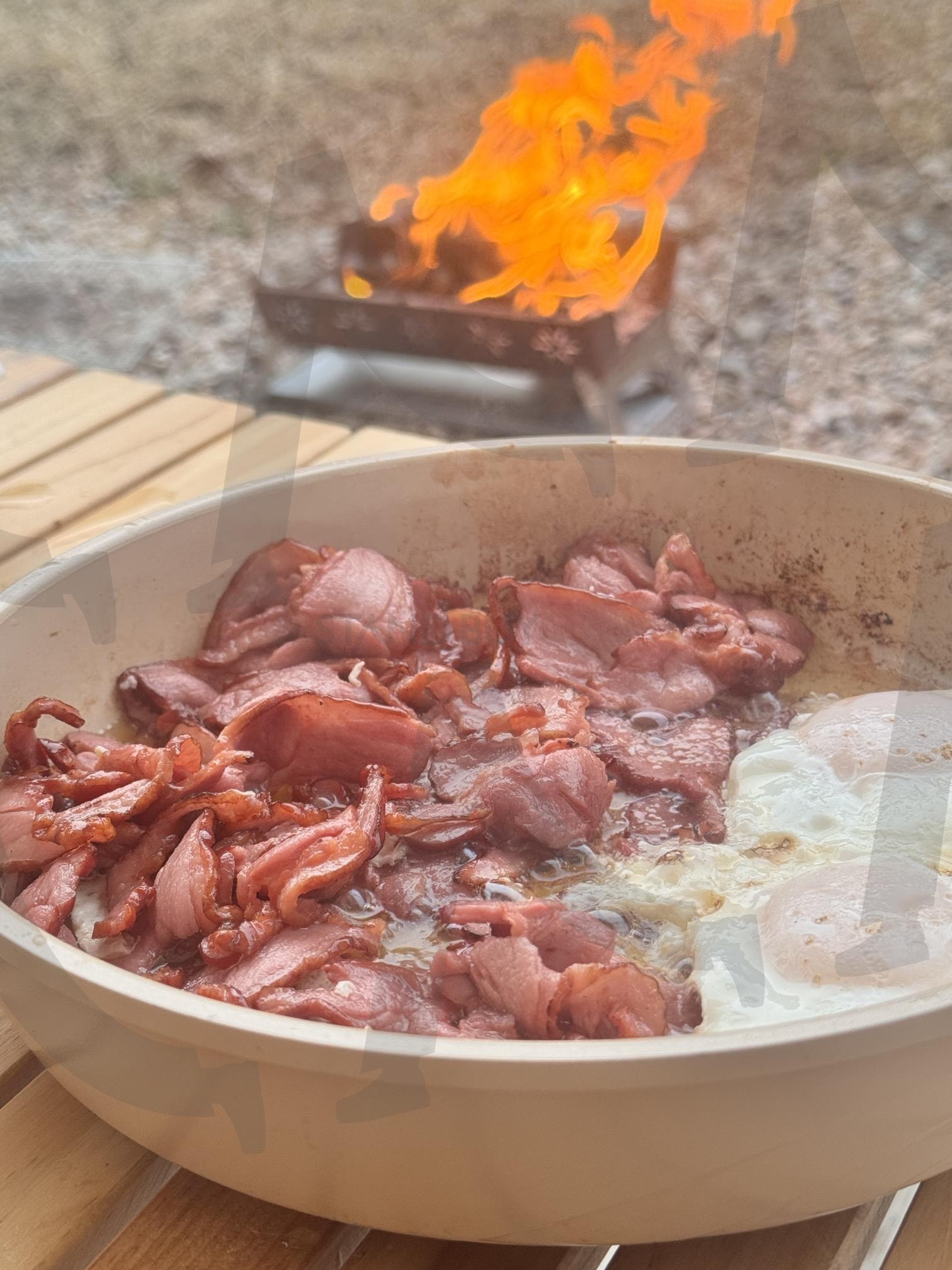 불빛 아래, 오리훈제 한 점의 여유 | 캠핑장, 오리훈제, 바베큐, 요리, 고기, 식사, 힐링, 감성 | 스탠바이 STANDBUY 디지털 콘텐츠