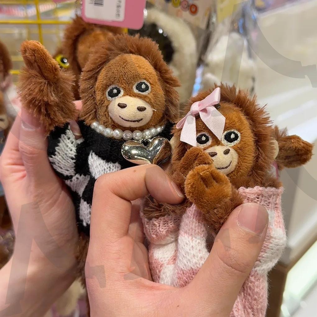 수줍은 원숭이 커플의 달콤한 꽁냥꽁냥 | 원숭이, 원숭이인형, 인형, 놀이, 알콩달콩, 감성, 배경화면, 고화질 | 스탠바이 STANDBUY 디지털 콘텐츠