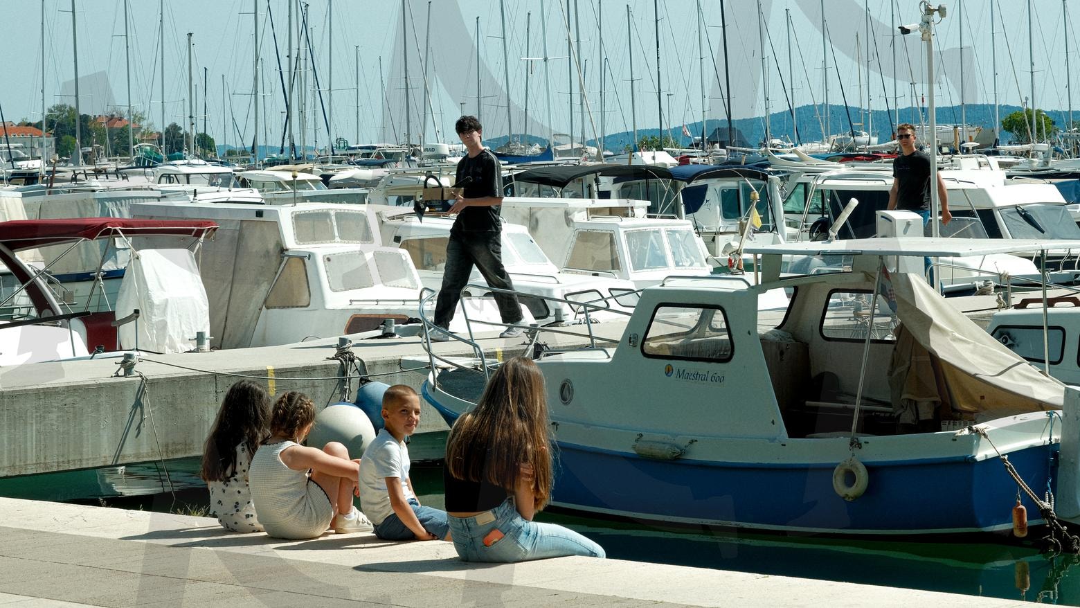 선착장 앞 아이들 (크로아티아, 자다르) | 배경화면, 아이폰배경화면, 갤럭시배경화면, 자다르, 크로아티아, 유럽여행, 유럽배경화면, 고화질배경화면, 고화질사진, 감성사진, 바다, 바다배경화면, 바다사진, 동유럽, 유럽바다, 감성배경화면 | 스탠바이 STANDBUY 디지털 콘텐츠