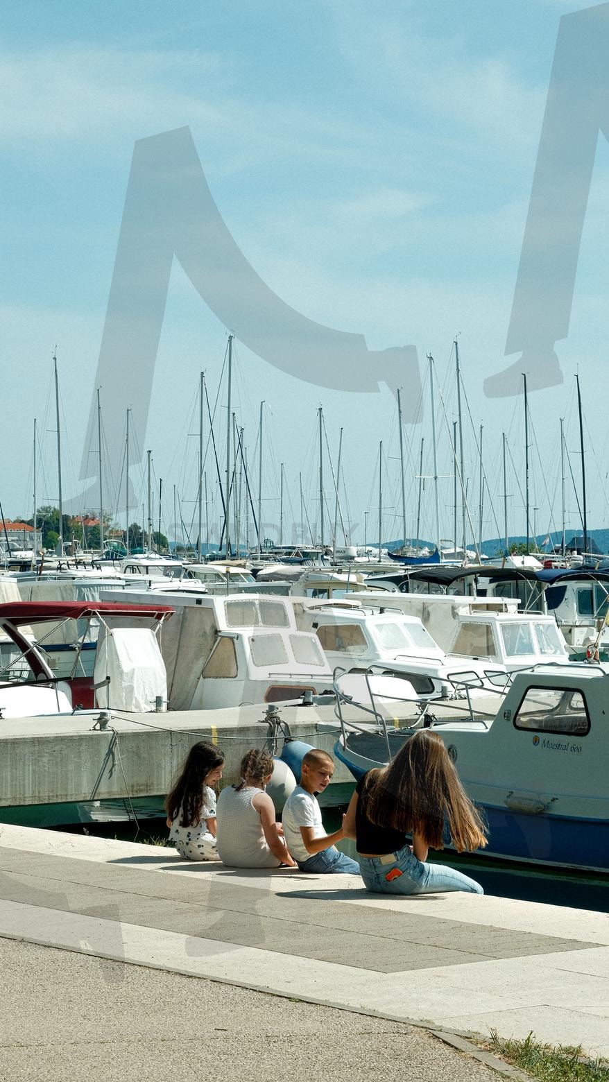 선착장 앞 아이들 (크로아티아, 자다르) | 배경화면, 크로아티아, 자다르, 유럽여행, 유럽사진, 유럽배경화면, 바다배경화면, 바다, 아이폰배경화면, 갤럭시배경화면, 카메라사진, 고화질배경화면 | 스탠바이 STANDBUY 디지털 콘텐츠