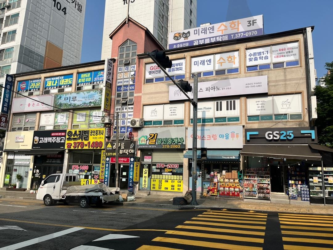 Typical Commercial Building in Korean Apartment Complex | korea, ApartmentComplex, CommercialBuilding, RetailShops, NeighborhoodStores, KoreanHousing, UrbanLife, ResidentialArea, LocalBusinesses, KoreanApartments | 스탠바이 STANDBUY 디지털 콘텐츠
