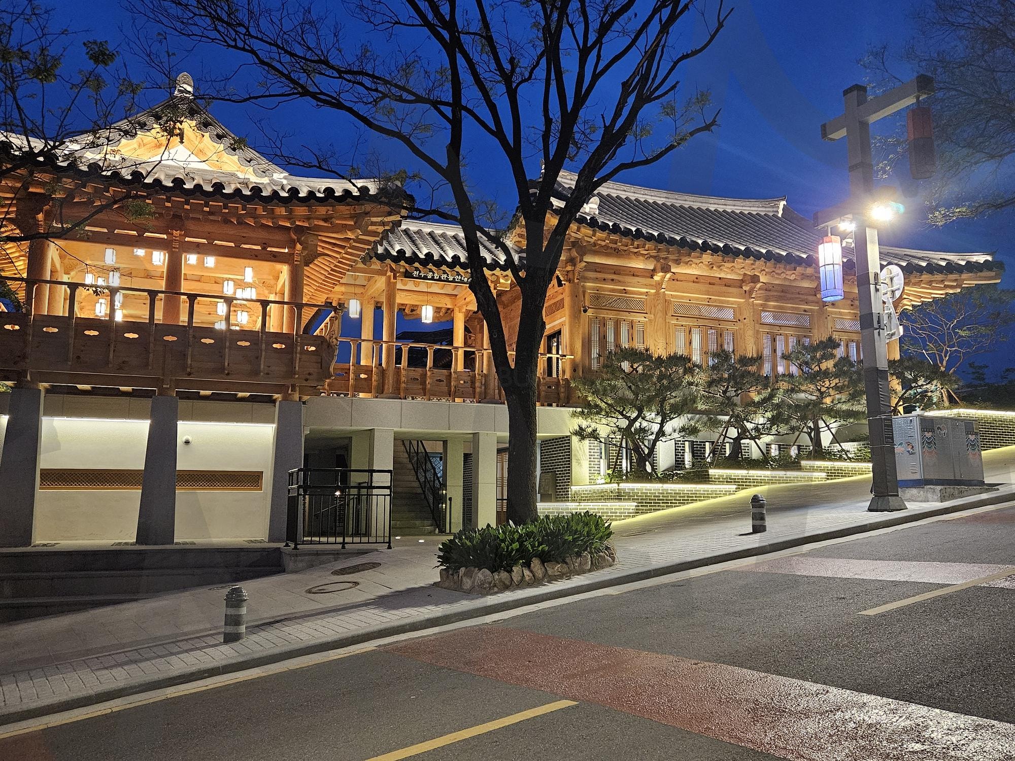 저녁 | 도로, 나무, 가로등, 집, 한옥 | 스탠바이 STANDBUY 디지털 콘텐츠