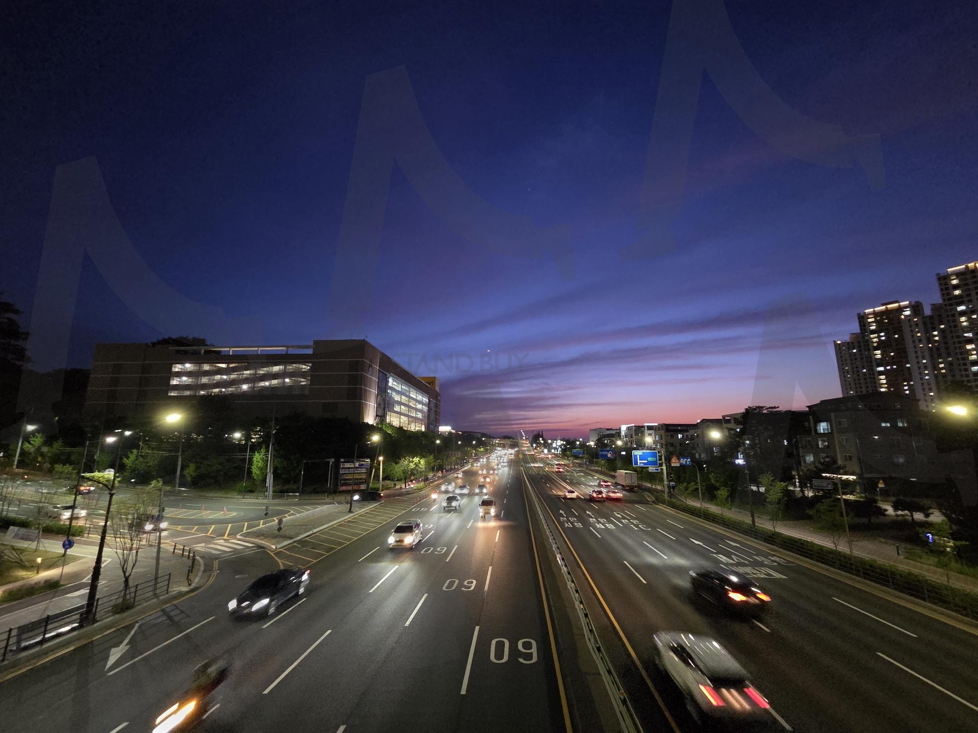 Twilight Trails on the City Road | Twilight, city, Traffic, long exposure, purple sky, Motion, night, urban, speed, lights | 스탠바이 STANDBUY 디지털 콘텐츠