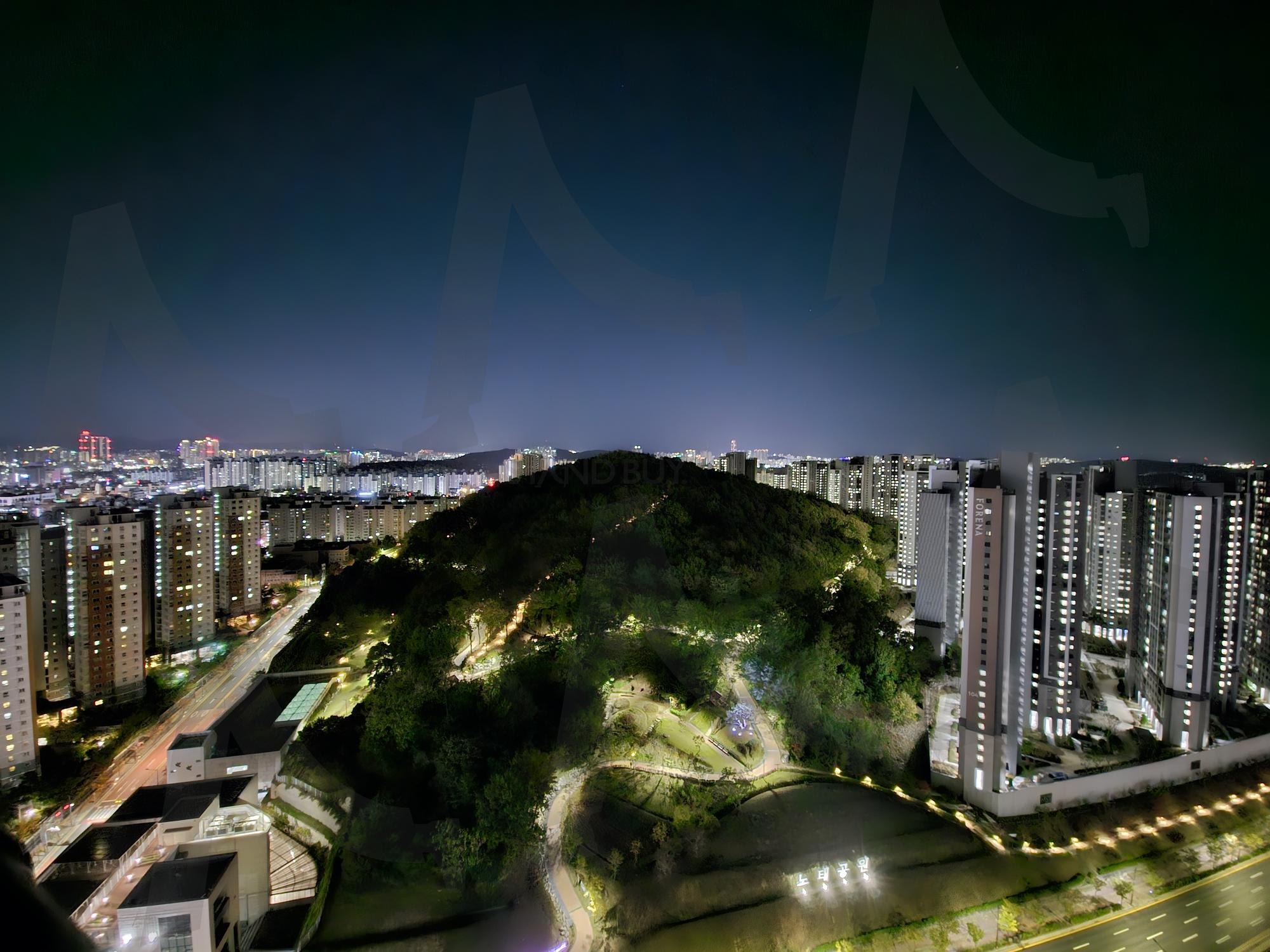 City Lights Embracing the Hill | city, night, lights, hill, residential, skyline, urban, long exposure, glow, peaceful | 스탠바이 STANDBUY 디지털 콘텐츠
