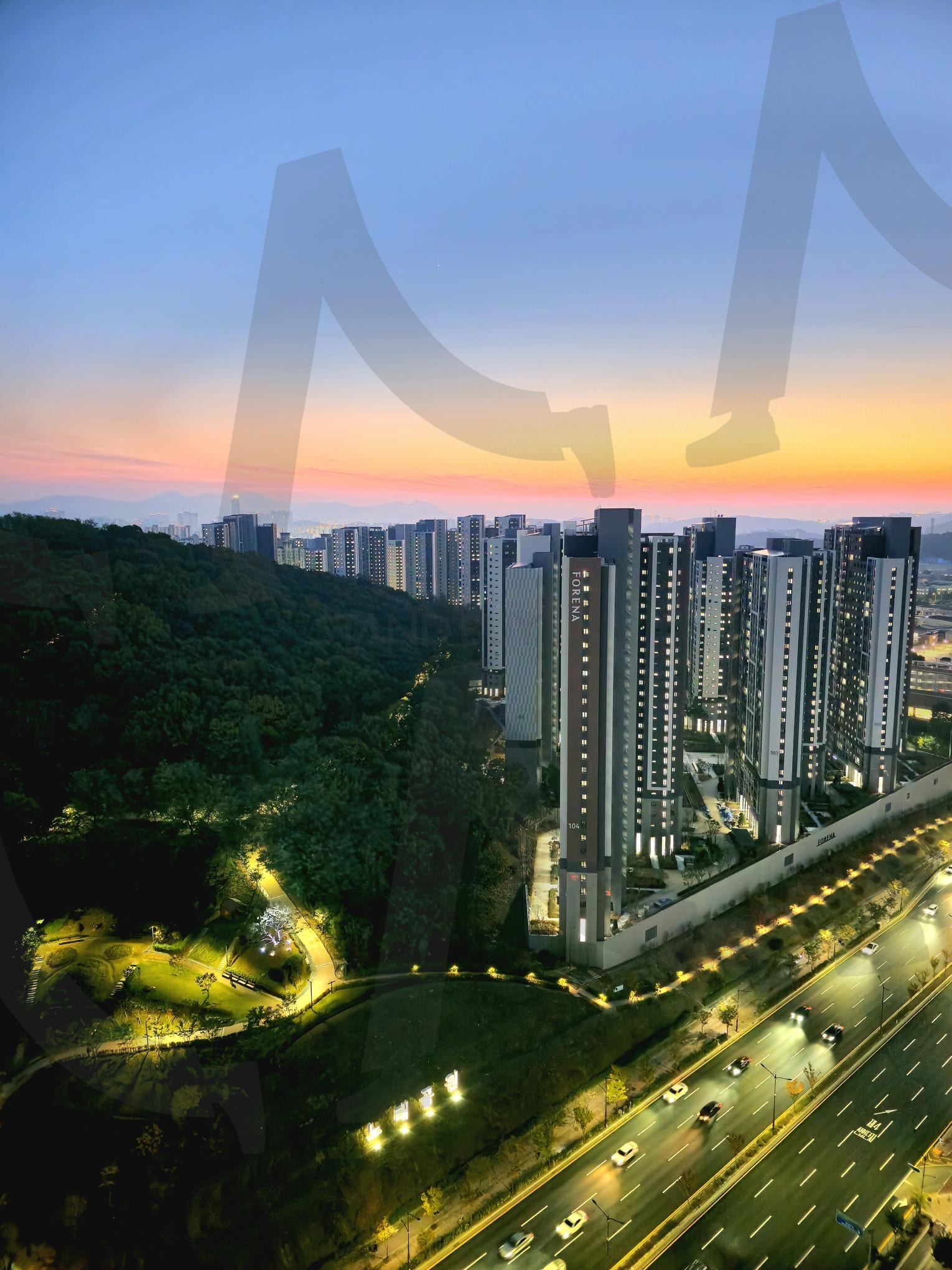 Sunset Glow over Urban Forest | sunset, urban, forest, winter, Twilight, sky, cityscape, calm, evening, light | 스탠바이 STANDBUY 디지털 콘텐츠