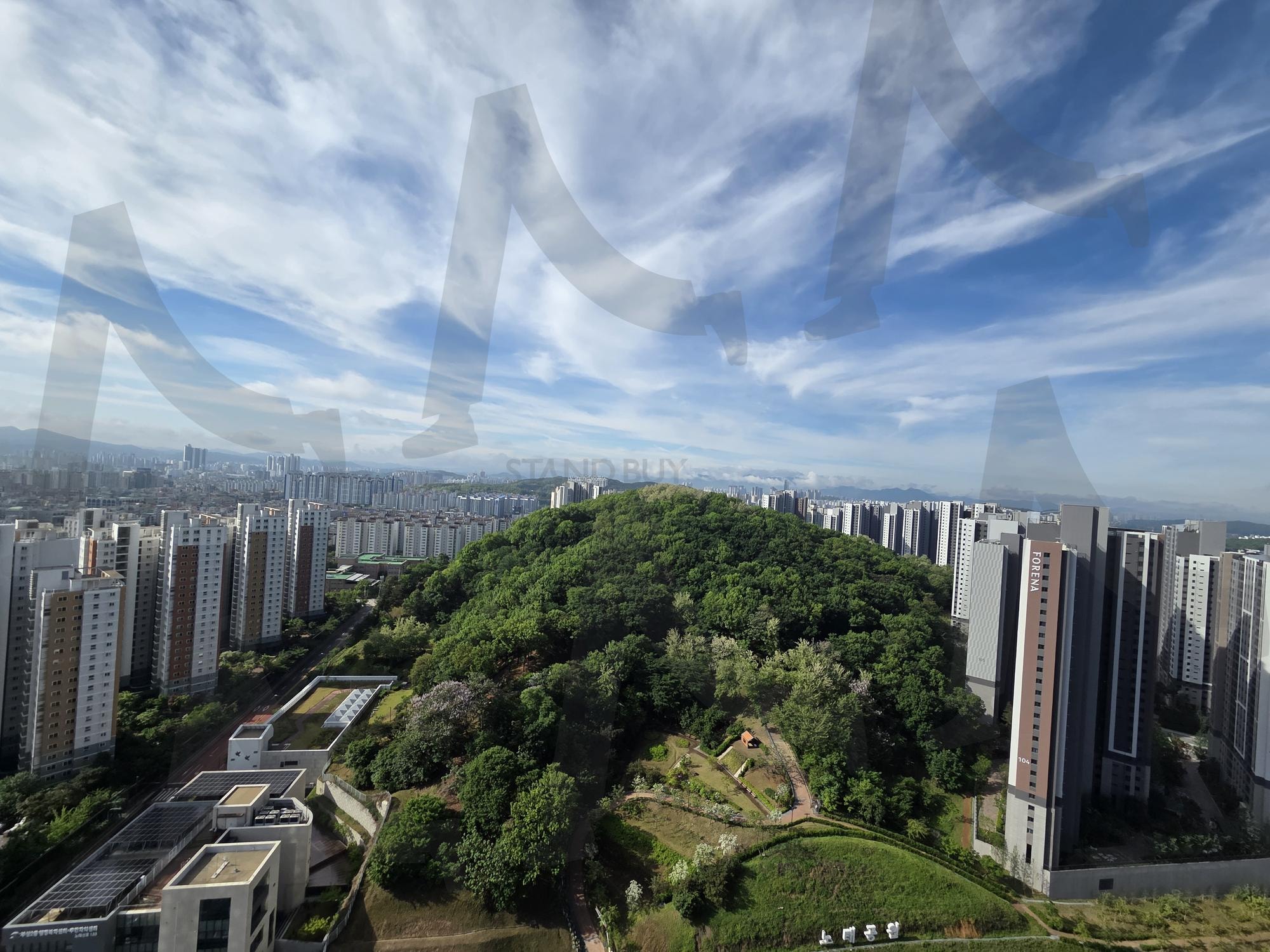 Lush Urban Hill under Dramatic Sky | summer, Lush, Green, urban, city, hill, sky, clouds, contrast, nature | 스탠바이 STANDBUY 디지털 콘텐츠
