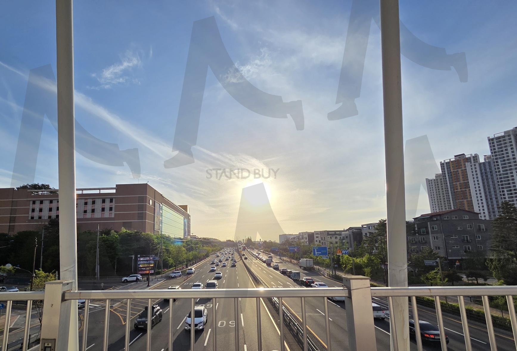Evening Sun over the Highway | sunset, Road, city, sunlight, Highway, blue sky, urban, rush hour, summer light, calm | 스탠바이 STANDBUY 디지털 콘텐츠