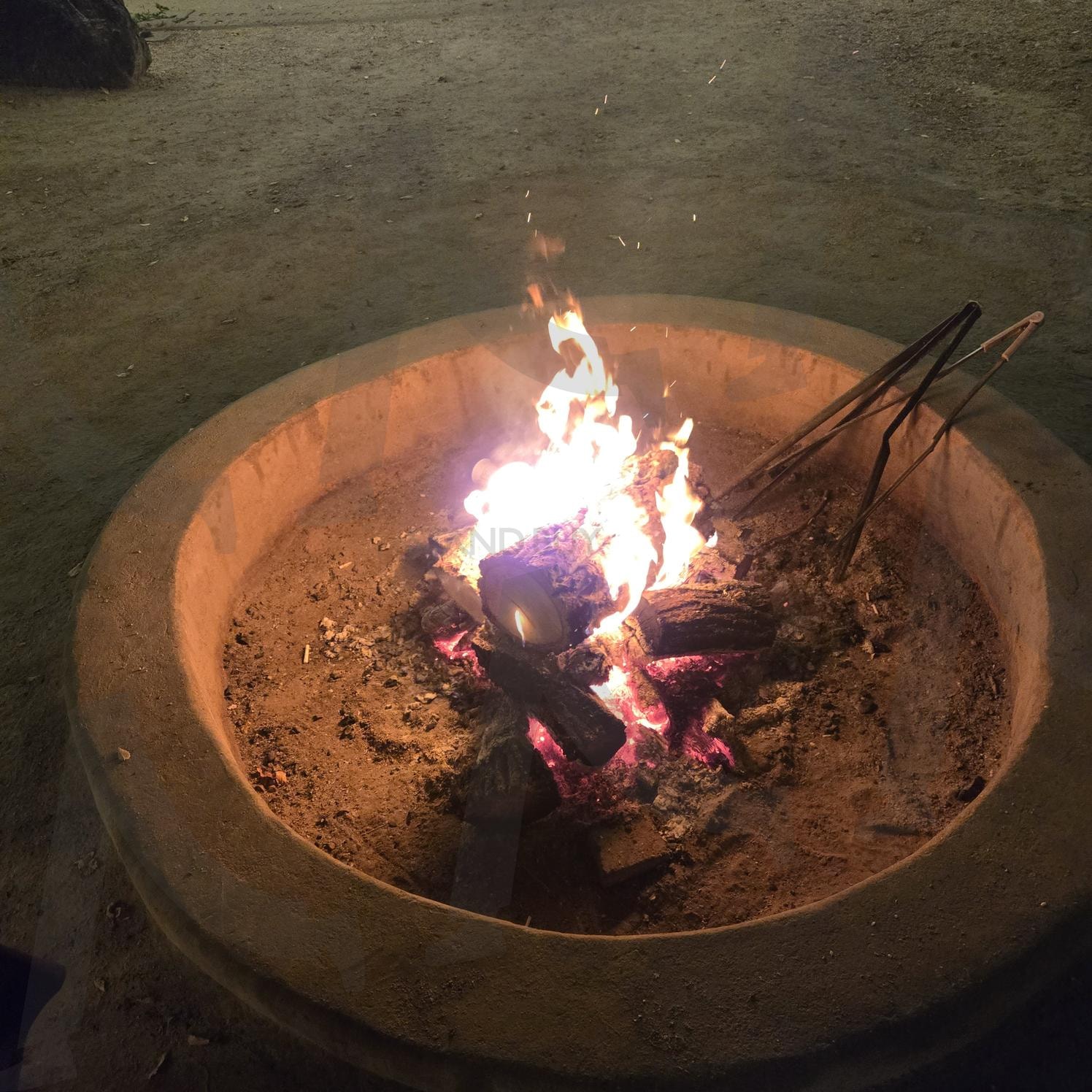 장작불 | 모닥불, 캠프파이어, 감성사진, 불멍, 힐링타임, 밤의여유, 자연속에서, 여행기록, 불빛사진, 따뜻한순간, CampfireVibes, FireplaceGlow, MoodyEvening, Firelight, NatureRetreat, SlowLiving, CozyNights, OutdoorMoments, WarmthAndLight, HealingTime | 스탠바이 STANDBUY 디지털 콘텐츠