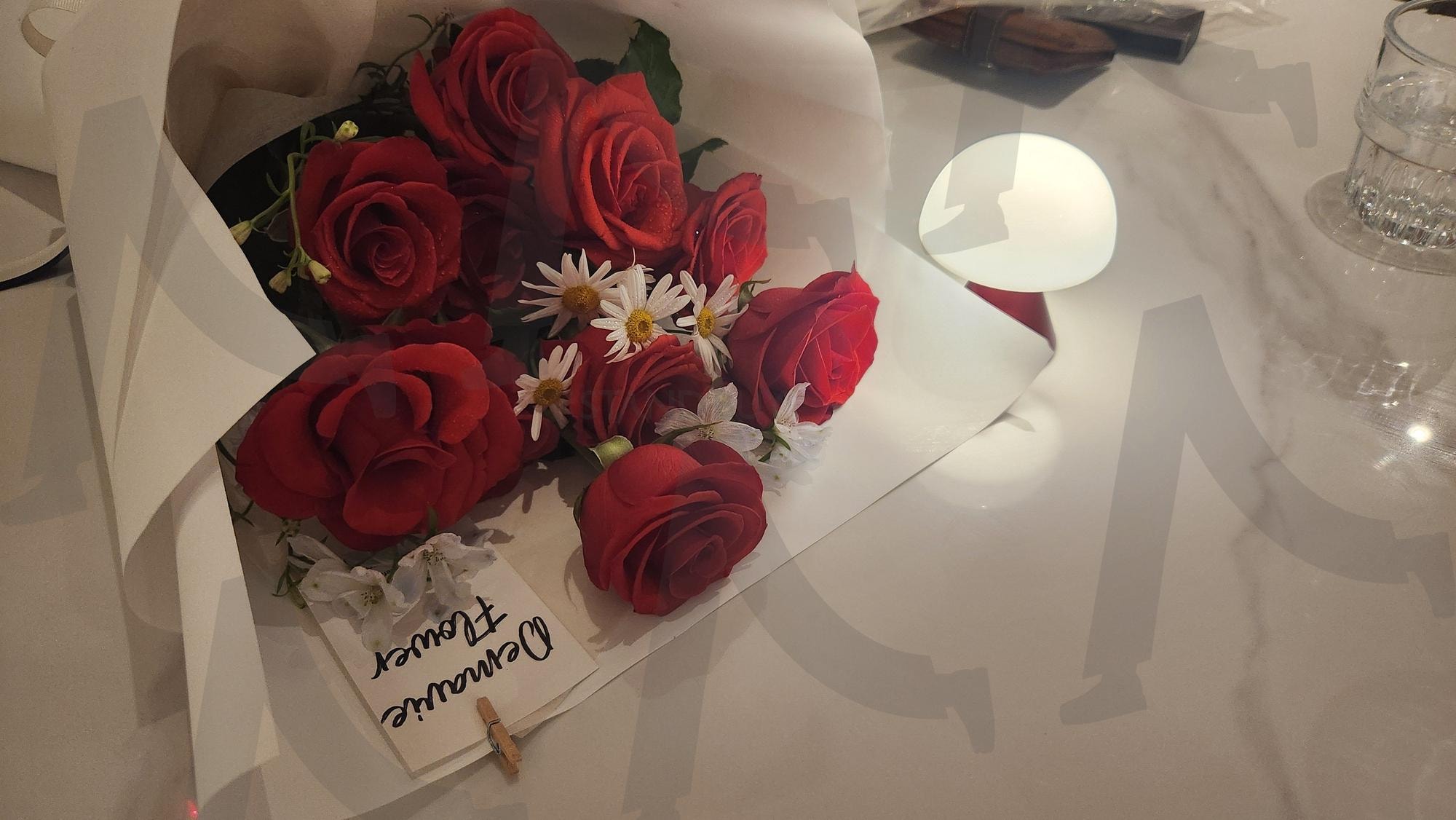 N번째 셀 수없이 나를 반기는 너의 꽃 한 아름 | 꽃, 꽃다발, 장미, 빨간장미, 조명, 분위기, 예쁜, 기념일 | 스탠바이 STANDBUY 디지털 콘텐츠