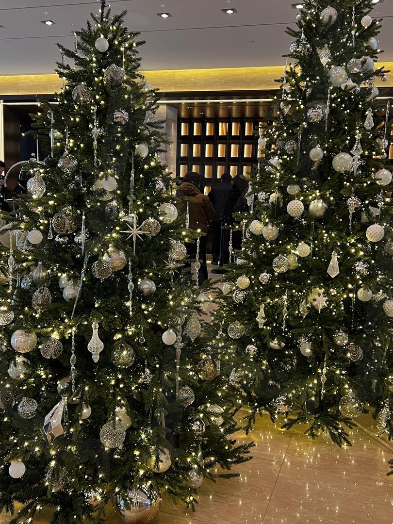 Westin Chosun Busan Hotel Christmas Tree Decoration ; 2024 부산 웨스턴 조선 호텔의 크리스마스 트리장식 | Christmas decorations, Hotel decorations, Christmas tree, Christmas 2024, tree, Decoration/Decorations, 크리스마스 장식, 크리스마스, 조선호텔, 부산, 장식 | 스탠바이 STANDBUY 디지털 콘텐츠