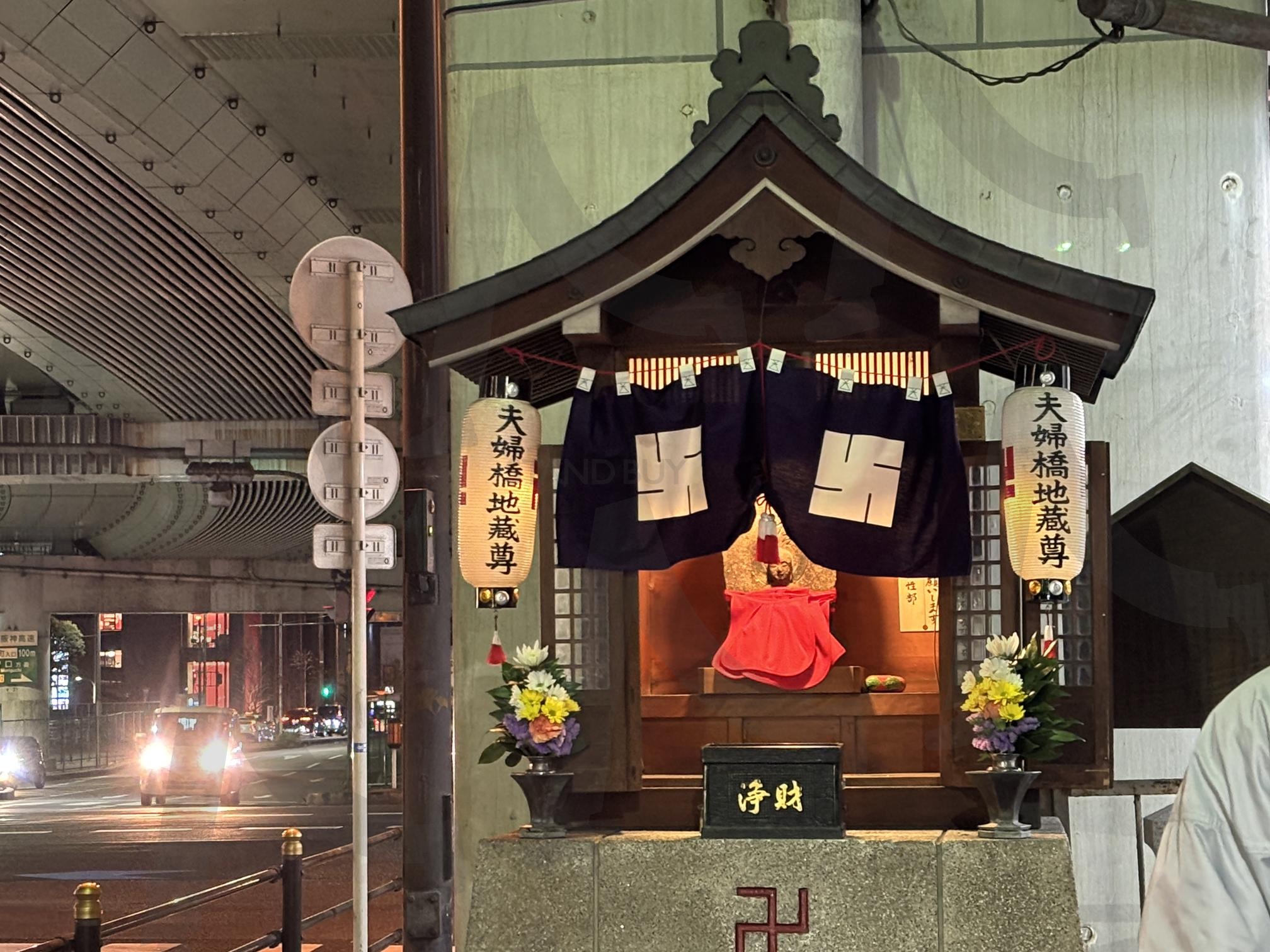 도심 속 숨은 신(神)의 쉼터 | 작은신사 (小神社 / Small Shrine), 도심속고요함 (城市中的宁静 / Urban Serenity), 일본전통 (日本传统 / Japanese Tradition), 불빛과신성 (灯光与神圣 / Light and Sacredness), 조용한밤 (安静的夜晚 / Quiet Night), 신의공간 (神之空间 / Space of God), 도시속신성함 (城市中的神圣 / Sacred in the City) | 스탠바이 STANDBUY 디지털 콘텐츠