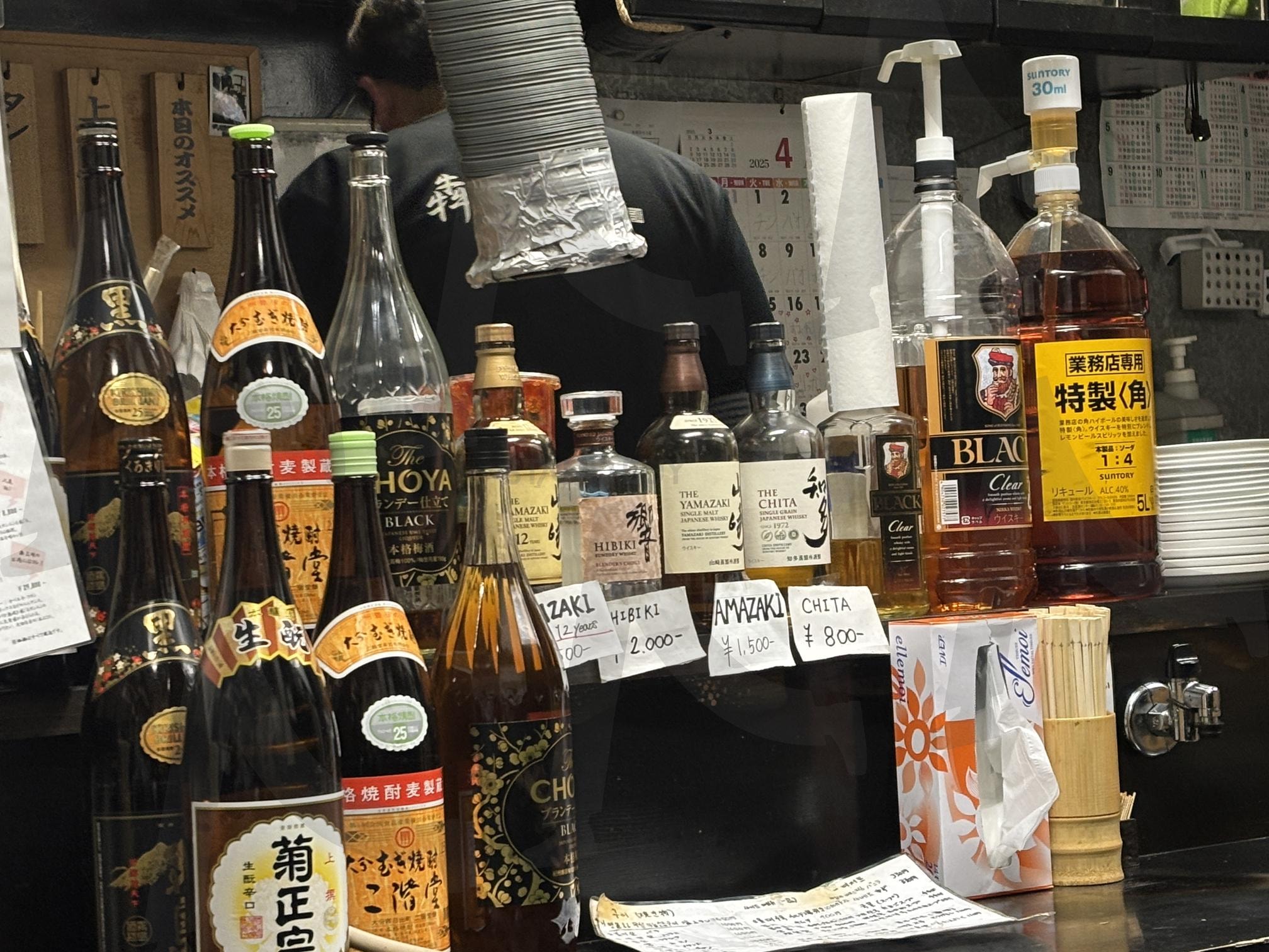 유혹의 진열장, 한잔의 세계 | 술진열대 (酒柜 / Liquor Shelf), 위스키 (威士忌 / Whiskey), 사케 (清酒 / Sake), 바의분위기 (酒吧氛围 / Bar Vibe), 고급주류 (高级酒类 / Premium Liquor), 일본감성 (日本感性 / Japanese Mood), 취향저격 (符合口味 / Perfect for You), 주점여행 (酒馆之旅 / Bar Hopping) | 스탠바이 STANDBUY 디지털 콘텐츠