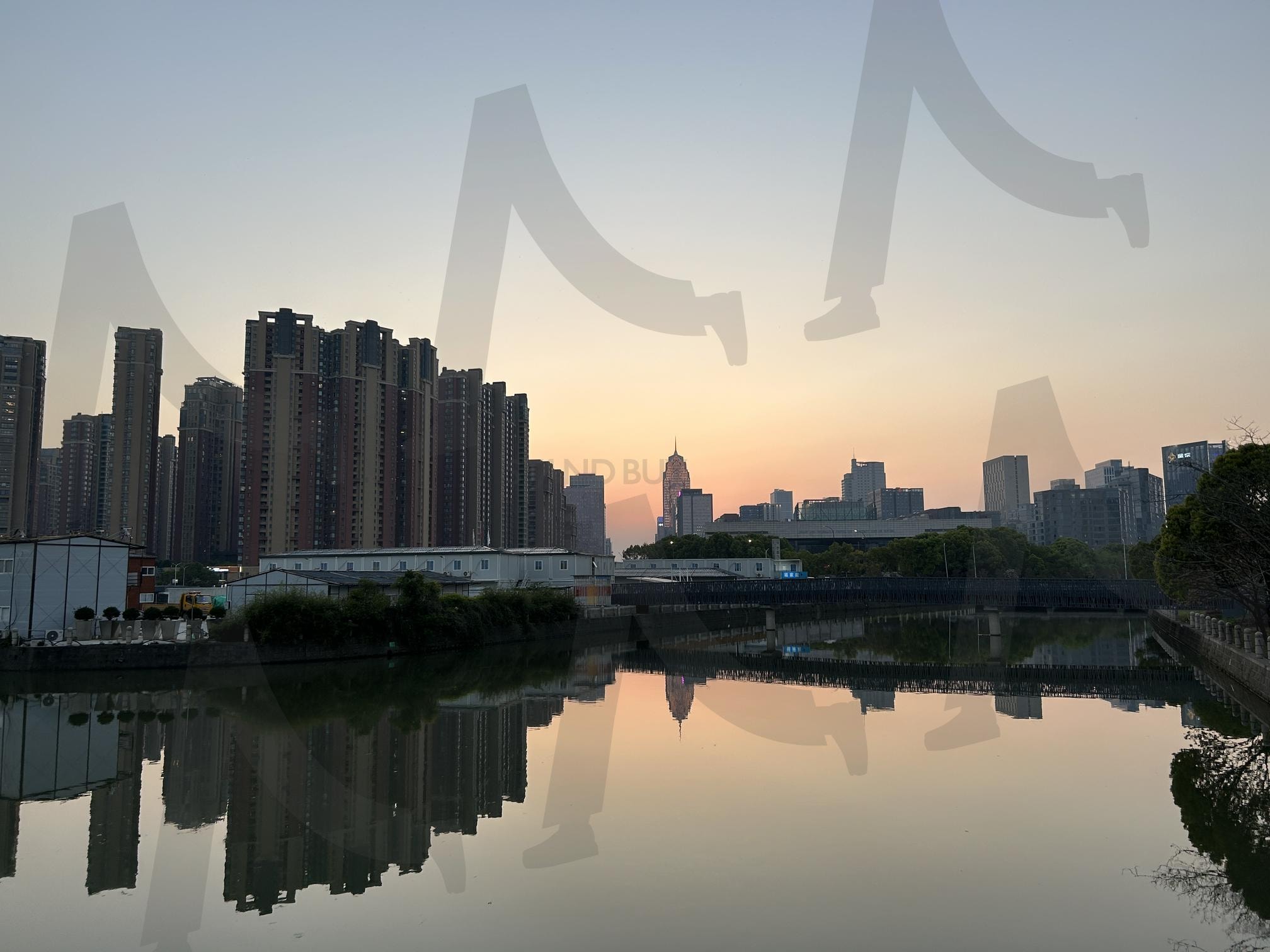 도심 속 노을의 휴식 | 노을 (夕阳 / Sunset), 강변 (河边 / Riverside), 도시풍경 (城市风景 / Urban View), 고요함 (宁静 / Serenity), 반영 (倒影 / Reflection), 일몰시간 (落日时分 / Golden Hour), 하늘과 물 (天空与水 / Sky & Water), 도시여행 (城市旅行 / City Journey) | 스탠바이 STANDBUY 디지털 콘텐츠
