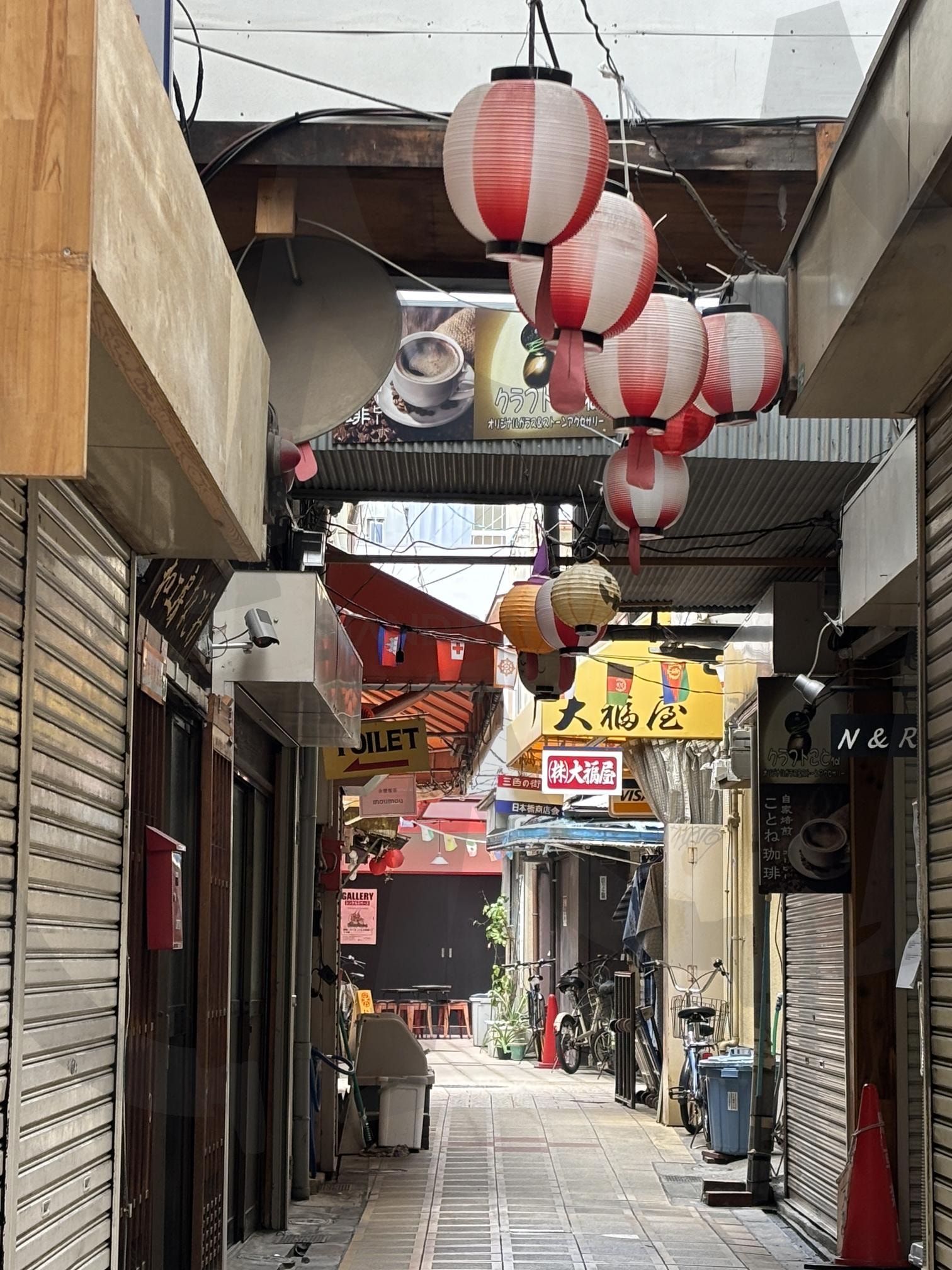 등불 아래, 작은 이야기들 | 골목등불 (巷子灯笼 / Alley Lanterns), 조용한길 (安静的小路 / Quiet Alley), 일본골목 (日本小巷 / Japanese Alley), 레트로감성 (复古情怀 / Retro Vibe), 밤산책길 (夜晚散步路 / Night Walk Path), 소도시풍경 (小城市风景 / Small Town Scene), 은은한빛 (柔和的灯光 / Soft Lighting), 일본감성사진 (日本感性照片 / Japanese Aesthetic Shot) | 스탠바이 STANDBUY 디지털 콘텐츠