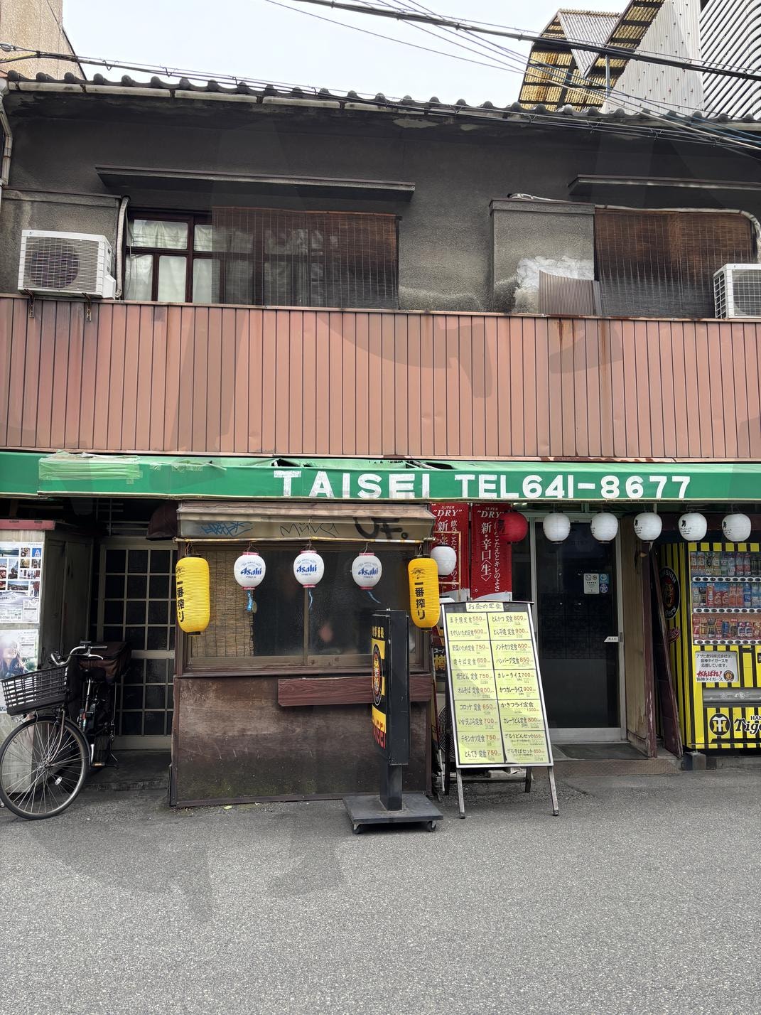 시간이 머문 가게 | 레트로식당 (复古餐馆 / Retro Diner), 오래된가게 (老店铺 / Old Storefront), 정겨운분위기 (亲切氛围 / Familiar Atmosphere), 일본로컬맛집 (日本当地美食店 / Local Japanese Eatery), 낡은간판 (旧招牌 / Old Signboard), 메뉴판앞가게 (菜单前的小店 / Menu-Fronted Shop), 감성사진 (感性照片 / Sentimental Shot) | 스탠바이 STANDBUY 디지털 콘텐츠