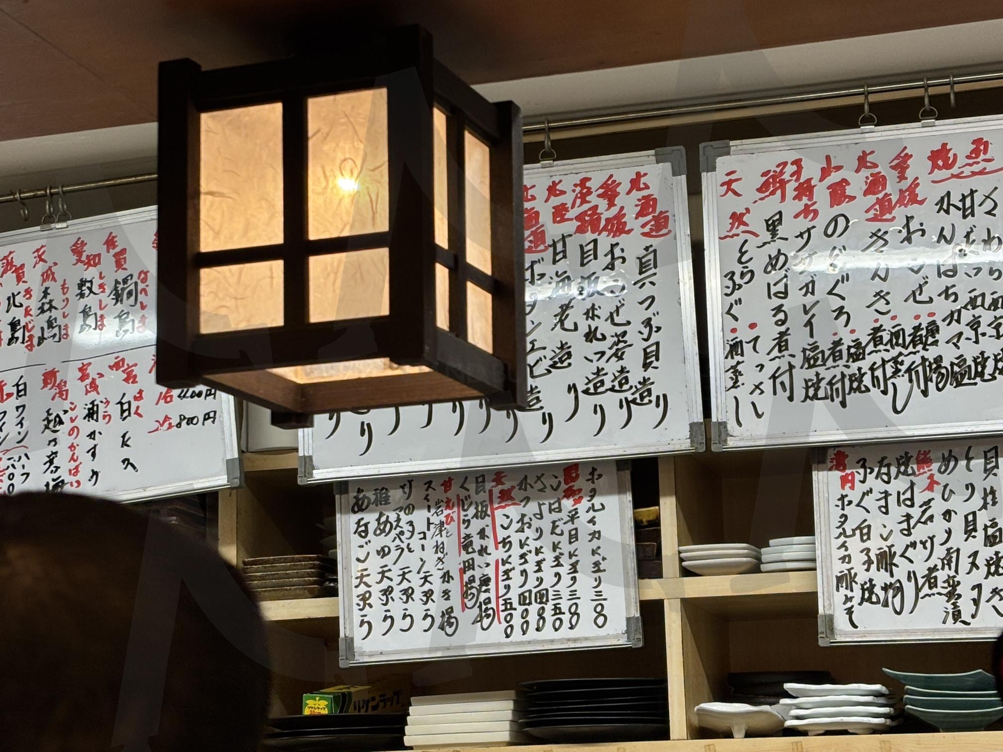 한 글자 한 잔, 손맛이 느껴지는 메뉴 | 손글씨메뉴판 (手写菜单 / Handwritten Menu), 일본이자카야 (日式居酒屋 / Japanese Izakaya), 분위기맛집 (氛围餐厅 / Mood Restaurant), 감성조명 (感性灯光 / Ambient Light), 현지로컬 (当地小店 / Local Spot), 따뜻한공간 (温暖空间 / Warm Space), 술과안주 (酒与小吃 / Drinks & Dishes), 전통느낌 (传统气息 / Traditional Feel) | 스탠바이 STANDBUY 디지털 콘텐츠