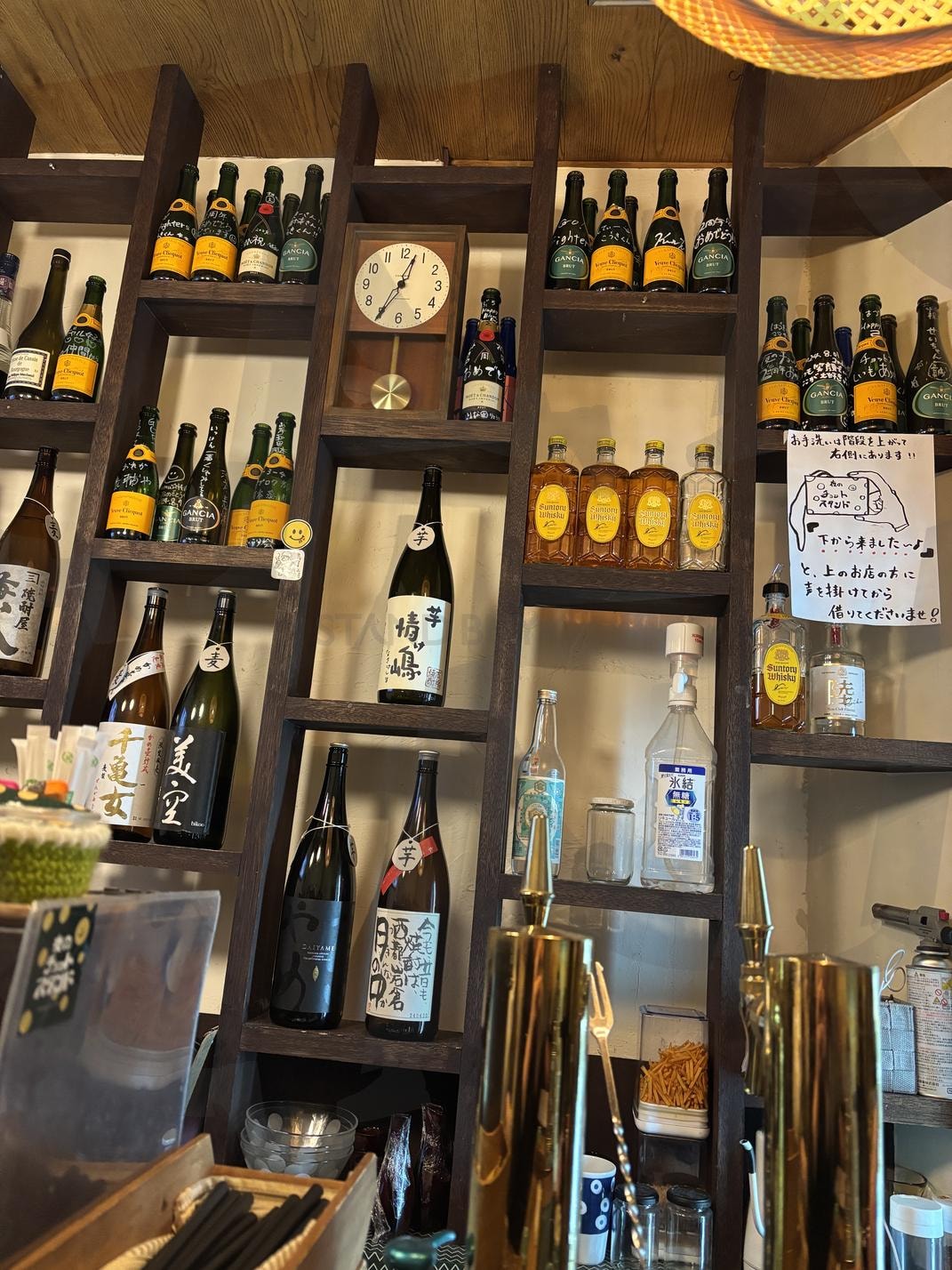 취향을 담다, 술의 갤러리 | 술의미학 (酒的美学 / Aesthetics of Liquor), 갤러리바 (画廊酒吧 / Bar as Gallery), 병진열장 (瓶陈列架 / Bottle Display), 감성술집 (感性酒馆 / Sentimental Bar), 일본술문화 (日本酒文化 / Japanese Drinking Culture), 벽선반인테리어 (墙架装饰 / Wall Shelf Interior), 술취향저격 (符合口味的酒 / Liquor Match), 혼술추천 (适合独饮 / Perfect for Solo Drink) | 스탠바이 STANDBUY 디지털 콘텐츠