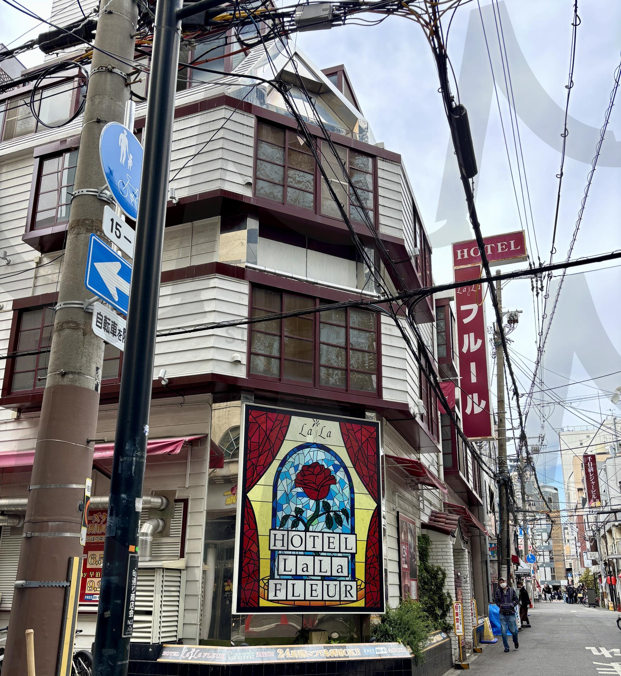 오사카의 색, 장미를 품은 거리 | 오사카거리 (大阪街道 / Osaka Street), 호텔외관 (酒店外观 / Hotel Exterior), 장미간판 (玫瑰招牌 / Rose Signboard), 빈티지분위기 (复古气氛 / Vintage Vibe), 이색호텔 (特色旅馆 / Unique Hotel), 여행스냅 (旅行快照 / Travel Snapshot), 골목풍경 (巷弄风景 / Alley View) | 스탠바이 STANDBUY 디지털 콘텐츠