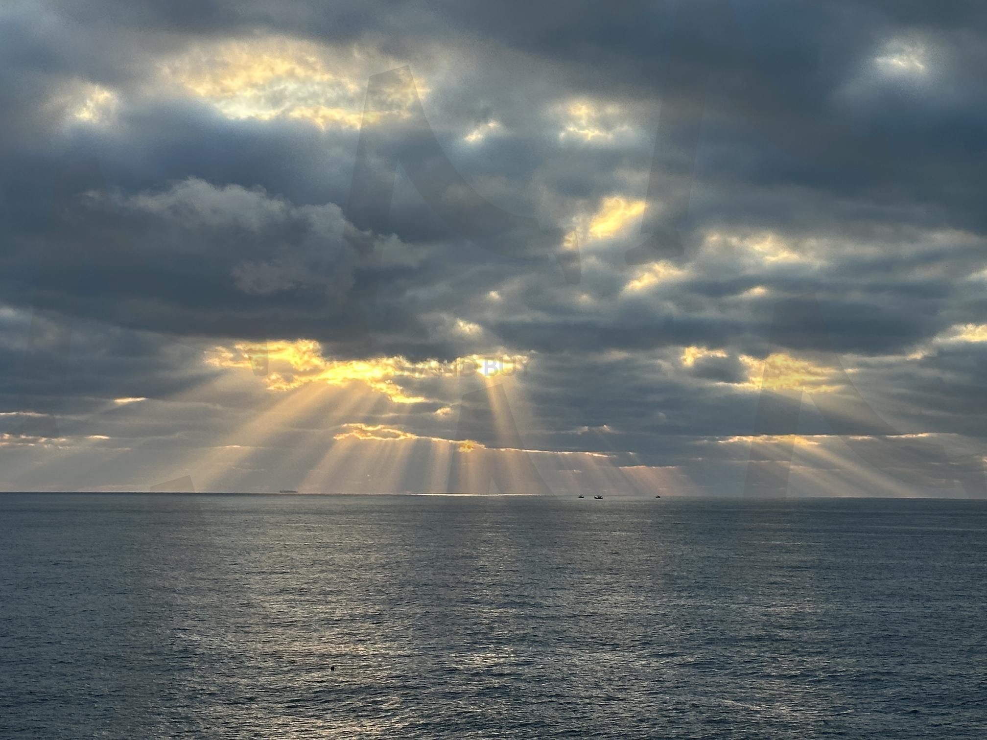 바디위 찬란한 햇빛 | 햇빛, 바다위, 노을, 이쁜햇살, 구름사이햇살 | 스탠바이 STANDBUY 디지털 콘텐츠