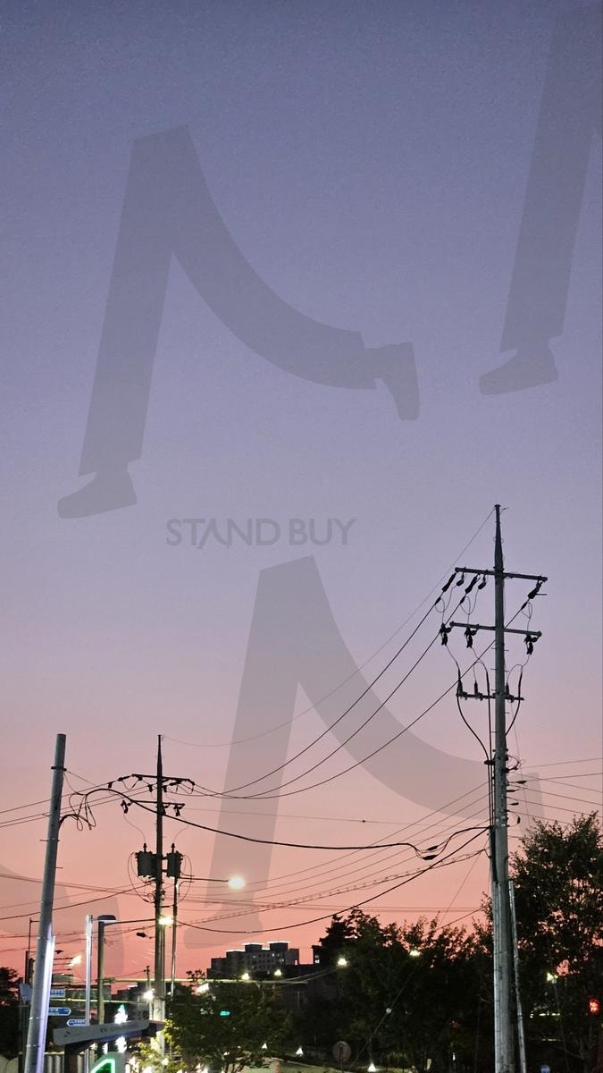 노을이 내려앉은 하늘과 전선, 감성 무드 풍경 | 노을 하늘, 핑크퍼플하늘, 감성사진, 전봇대, 일상, 하늘감성, 저녁노을, 무드 있는 사진 | 스탠바이 STANDBUY 디지털 콘텐츠