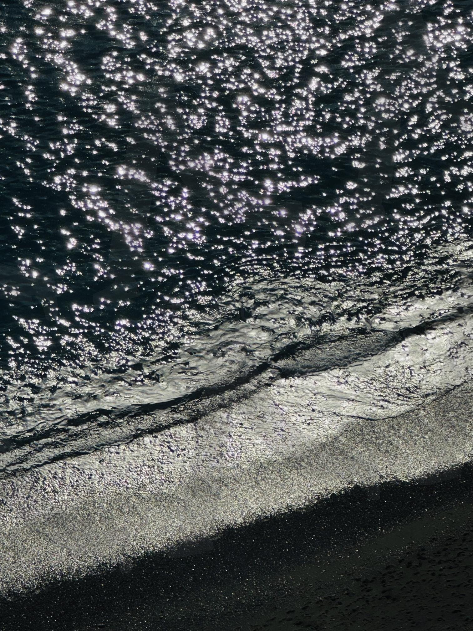 윤슬(Shimmering Silence) | 바다, 햇빛, 파도, 감성풍경, 해안선, 여름감성, 여행사진, 물결, 해변, 바다결, 잔잔한바다, 감정사진, 반짝임, 힐링풍경, 제주바다, 감성배경, 자연풍경, 여백사진, 휴식의풍경, 타이포용, 윤슬 | 스탠바이 STANDBUY 디지털 콘텐츠