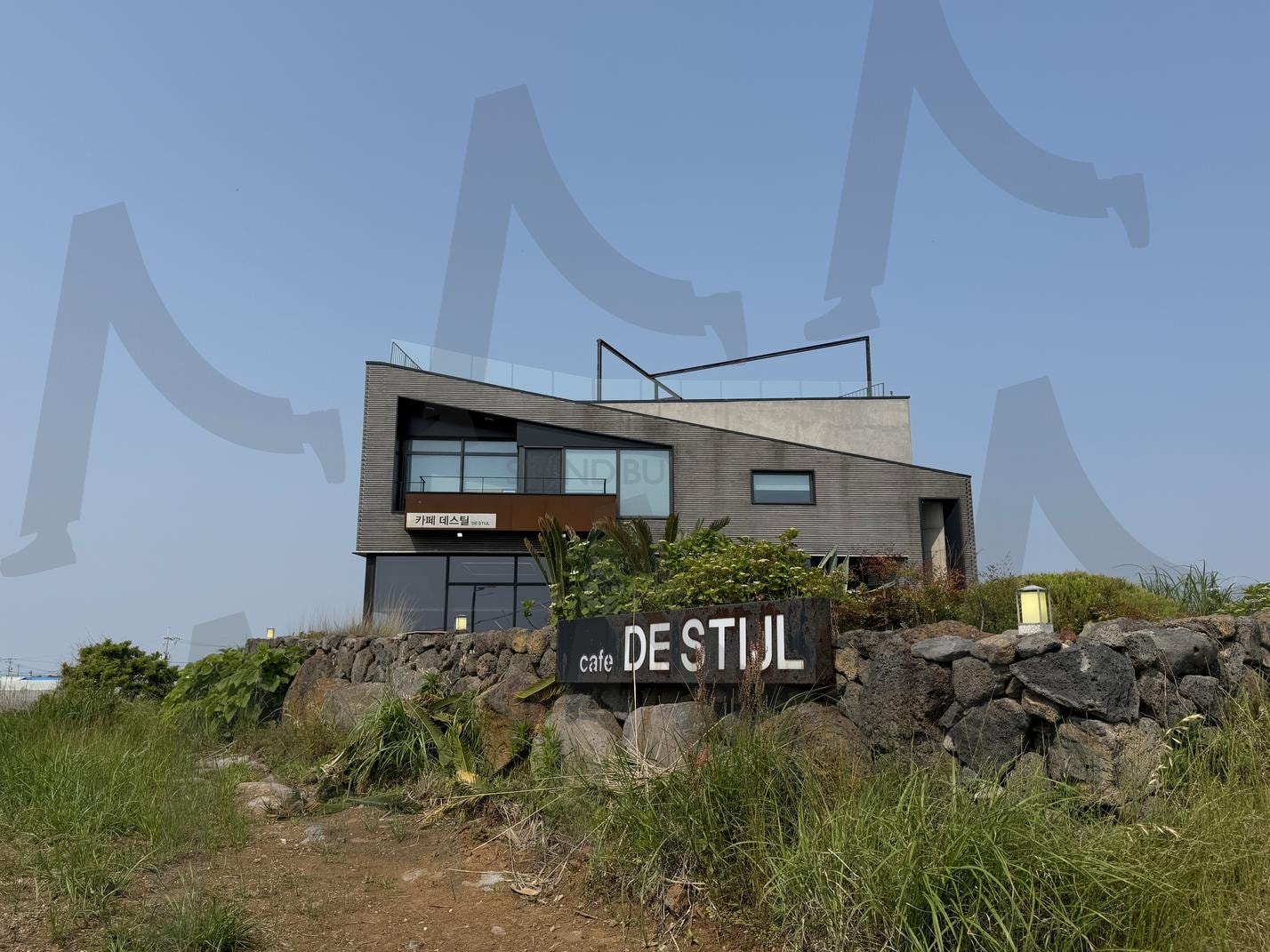 카페 데스틸, 제주 하늘 아래의 감성 건축 | 나혼자산다, 코쿤, 제주도, 카페, 오란프레소, 제주카페, 데스틸, 제주여행, 감성카페, 나혼자산다촬영지, 카페외관, 건축사진, 코드쿤스트카페, 인테리어카페, 제주핫플, 감성여행, 모던건축, 디자인카페, 자연과건축, 여행포토, 감성풍경, 카페스냅, 핫플레이스, 감성장소 | 스탠바이 STANDBUY 디지털 콘텐츠