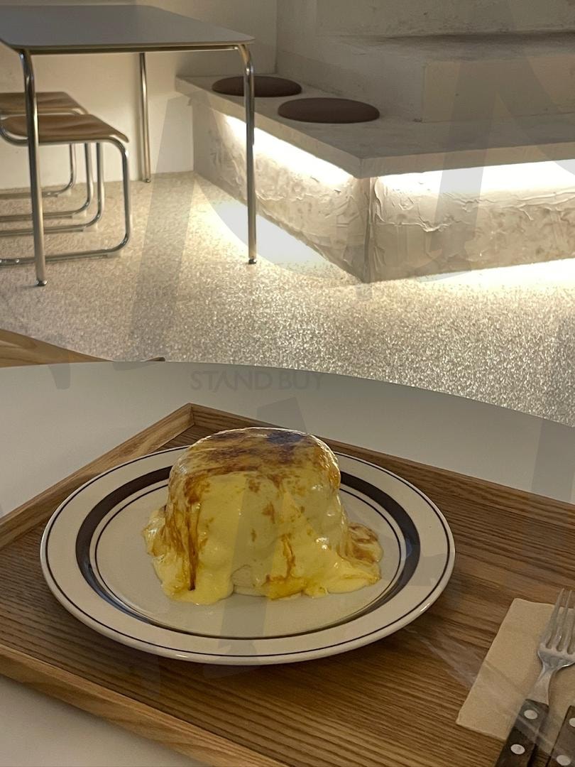 A pancake cafe with crispy sugar topping | Cafe, seoul, cake, moddy, food | 스탠바이 STANDBUY 디지털 콘텐츠
