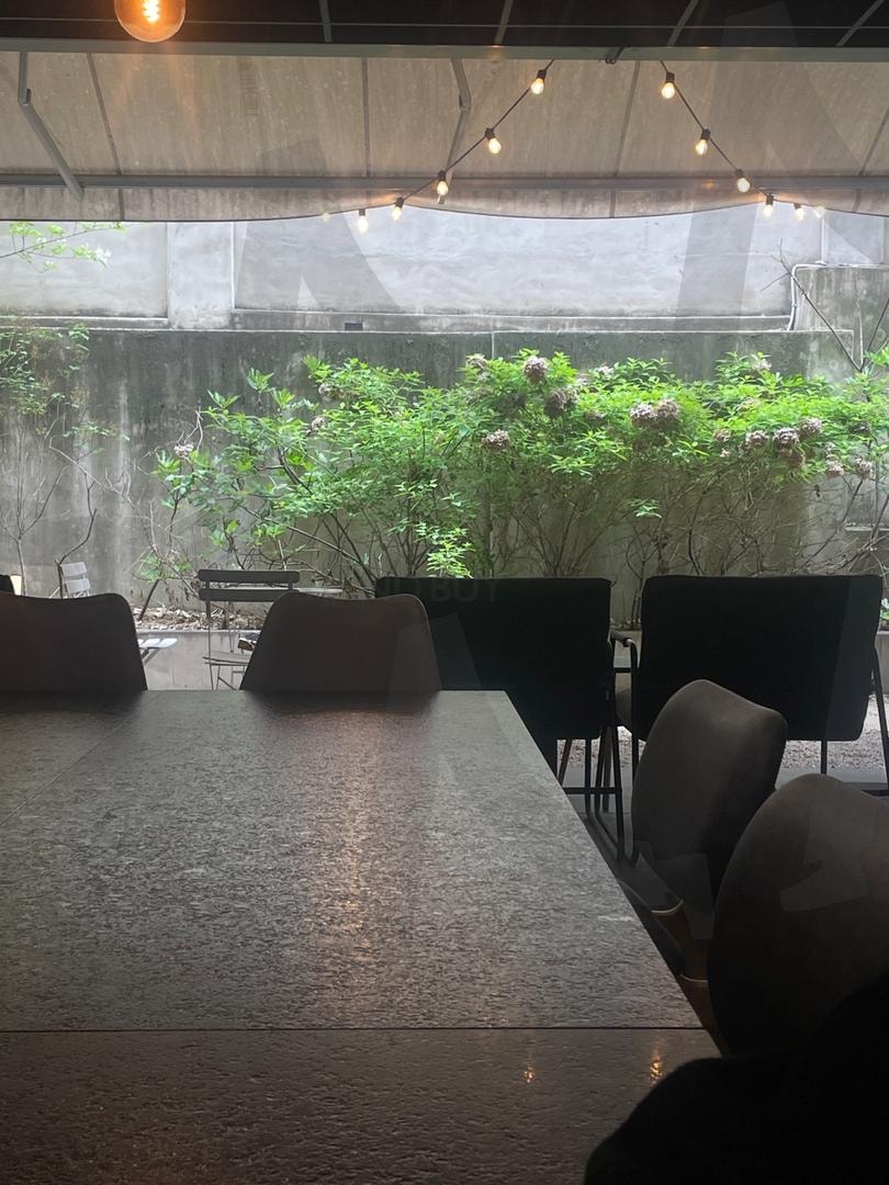 Aesthetic cafe in Seoul | Cafe, seoul, moody, coffee, cozy | 스탠바이 STANDBUY 디지털 콘텐츠