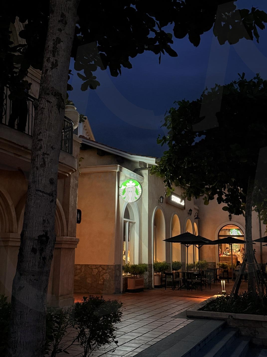 푸꾸옥 스타벅스(Phu Quoc Starbucks) | 푸꾸옥, 선셋타운, 베트남, 스타벅스, 저녁, 카페, 로고 | 스탠바이 STANDBUY 디지털 콘텐츠