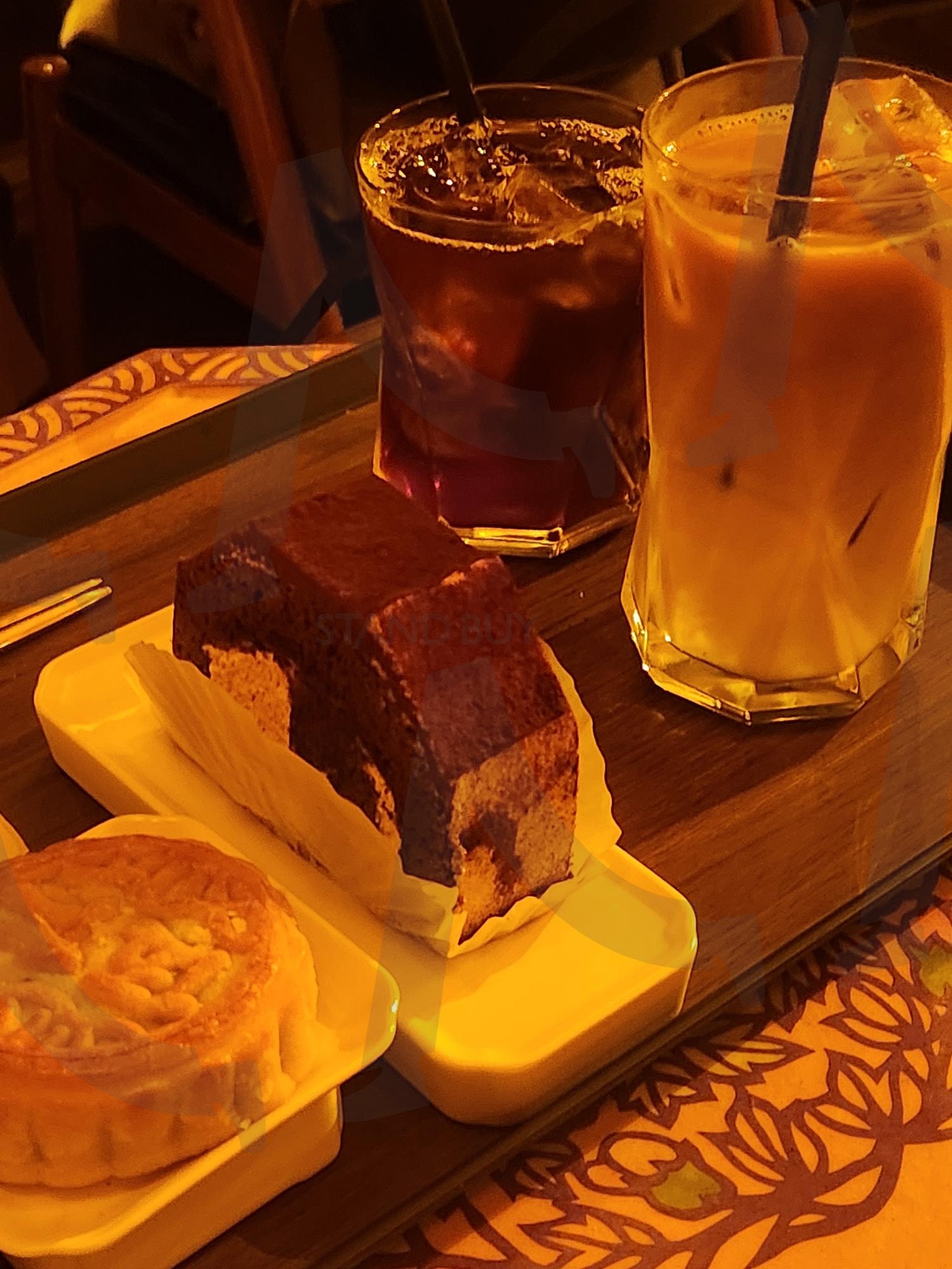 Cozy Café Vibes with Iced Drinks and Artisan Pastries | cafe food, iced coffee, Iced Tea, mooncake, marble cake, dessert platter, cozy cafe, Asian dessert, warm lighting, food photography | 스탠바이 STANDBUY 디지털 콘텐츠