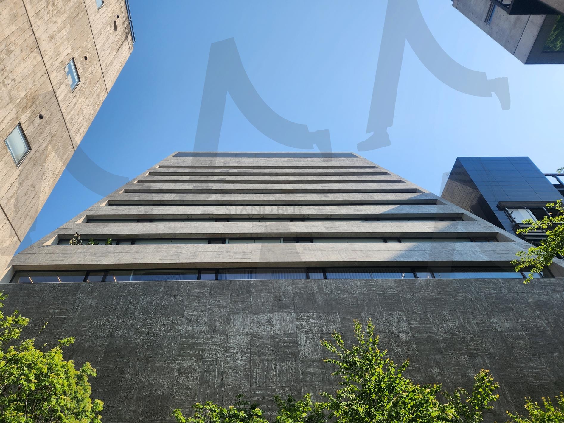 Minimalist Modern Concrete Building Against a Clear Blue Sky | Modern Architecture, minimalist building, concrete facade, urban design, low angle shot, contemporary architecture, geometric lines, blue sky, architectural photography, brutalist style | 스탠바이 STANDBUY 디지털 콘텐츠