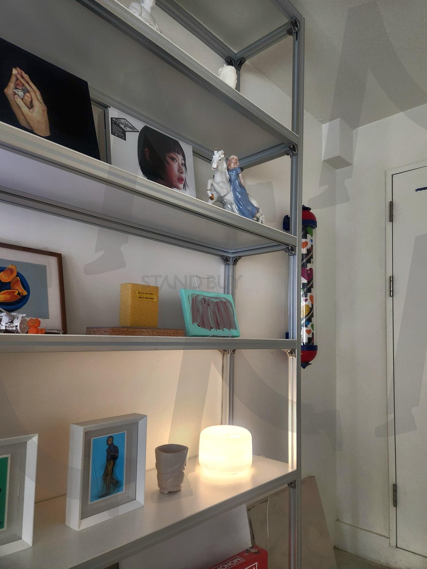 Modern Art-Inspired Shelf with Ambient Lighting in Minimalist Room | modern shelf, home interior, minimalist decor, ambient lighting, art display, ceramic sculpture, contemporary design, stylish home, home organization, cozy room | 스탠바이 STANDBUY 디지털 콘텐츠