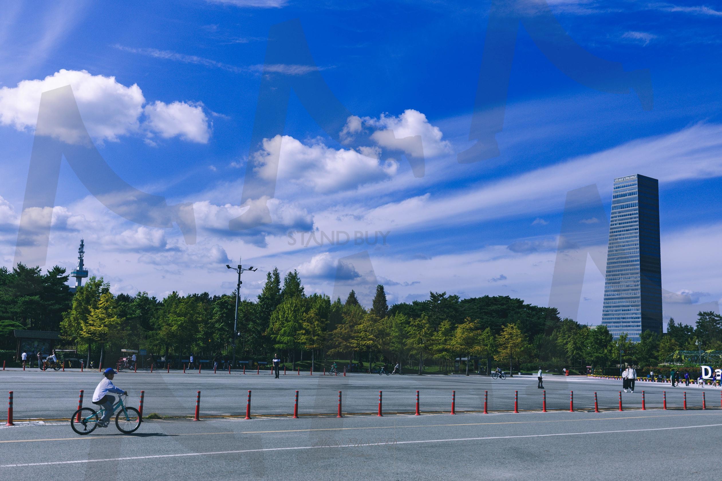 "그 시절의 도시 오후" | 빈티지풍경, #필름감성, #송도, #센트럴파크, #도시의오후, #자전거소리, #가을하늘, #레트로무드, #도심여행, #기억의한장 | 스탠바이 STANDBUY 디지털 콘텐츠