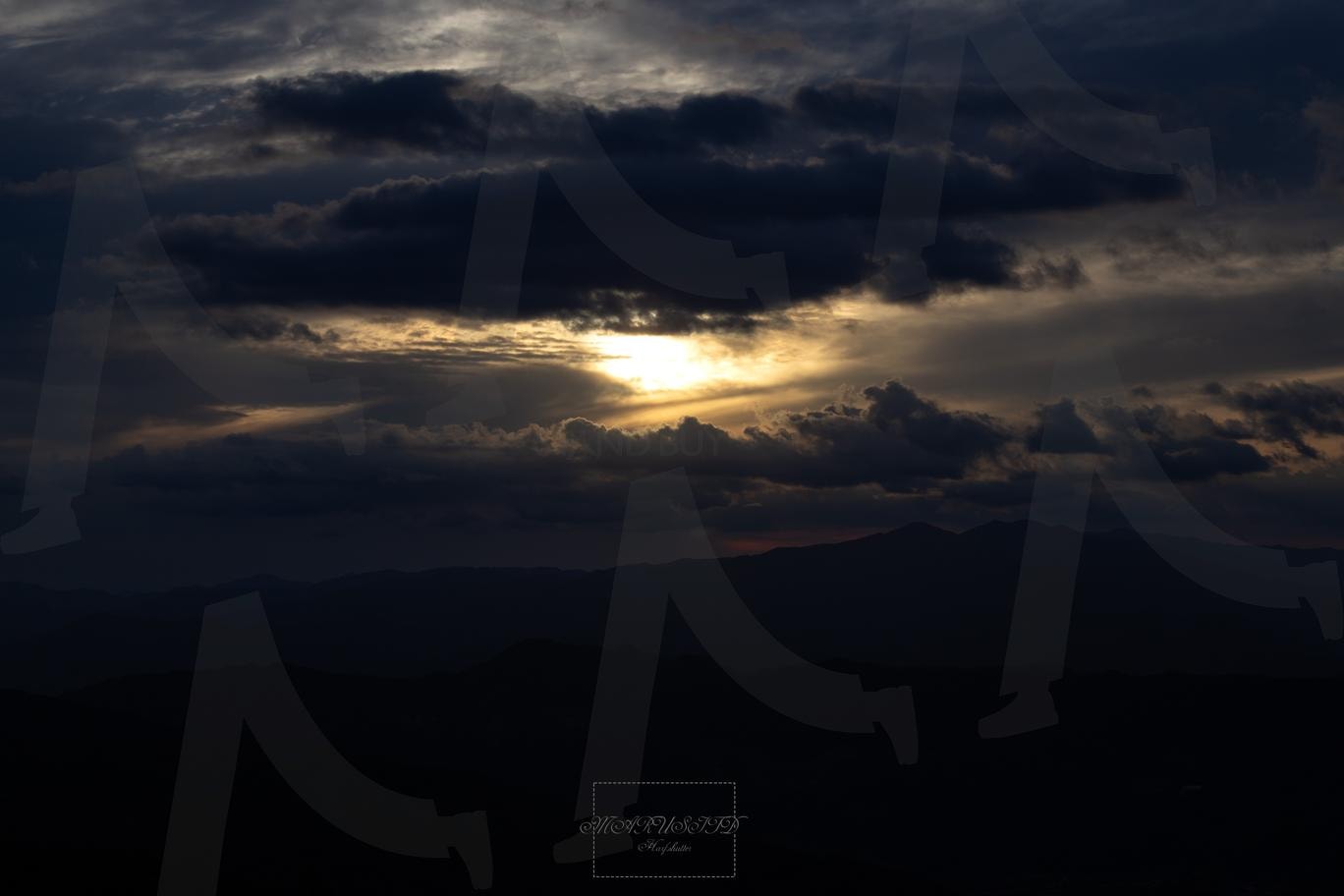 "빛은 늘 어둠을 뚫고 온다" | 빈티지풍경, #노을빛, #어둠과빛, #산그림자, #레트로감성, #자연의순간, #필름무드, #감성사진, #빛내림, #고요한자연 | 스탠바이 STANDBUY 디지털 콘텐츠