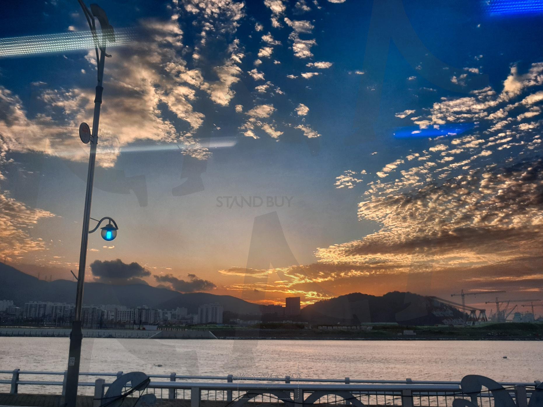 "지나가는 순간에 머물다" | 노을풍경, #빈티지사진, #창밖풍경, #도시노을, #강변산책, #레트로분위기, #석양빛, #감성사진, #하늘사진, #빛과그림자 | 스탠바이 STANDBUY 디지털 콘텐츠