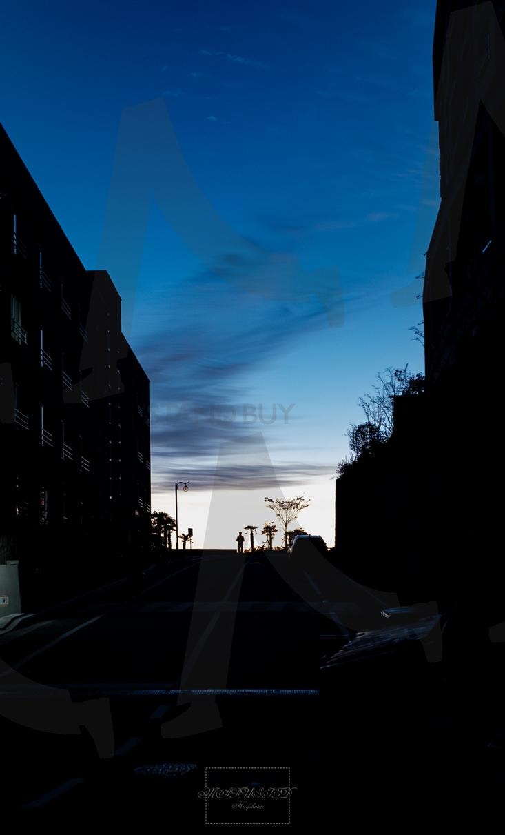 "어스름의 끝자락" | 빈티지사진, #실루엣풍경, #저녁골목, #도시감성, #노을빛하늘, #감성거리, #레트로분위기, #그림자속으로, #어스름, #필름톤 | 스탠바이 STANDBUY 디지털 콘텐츠