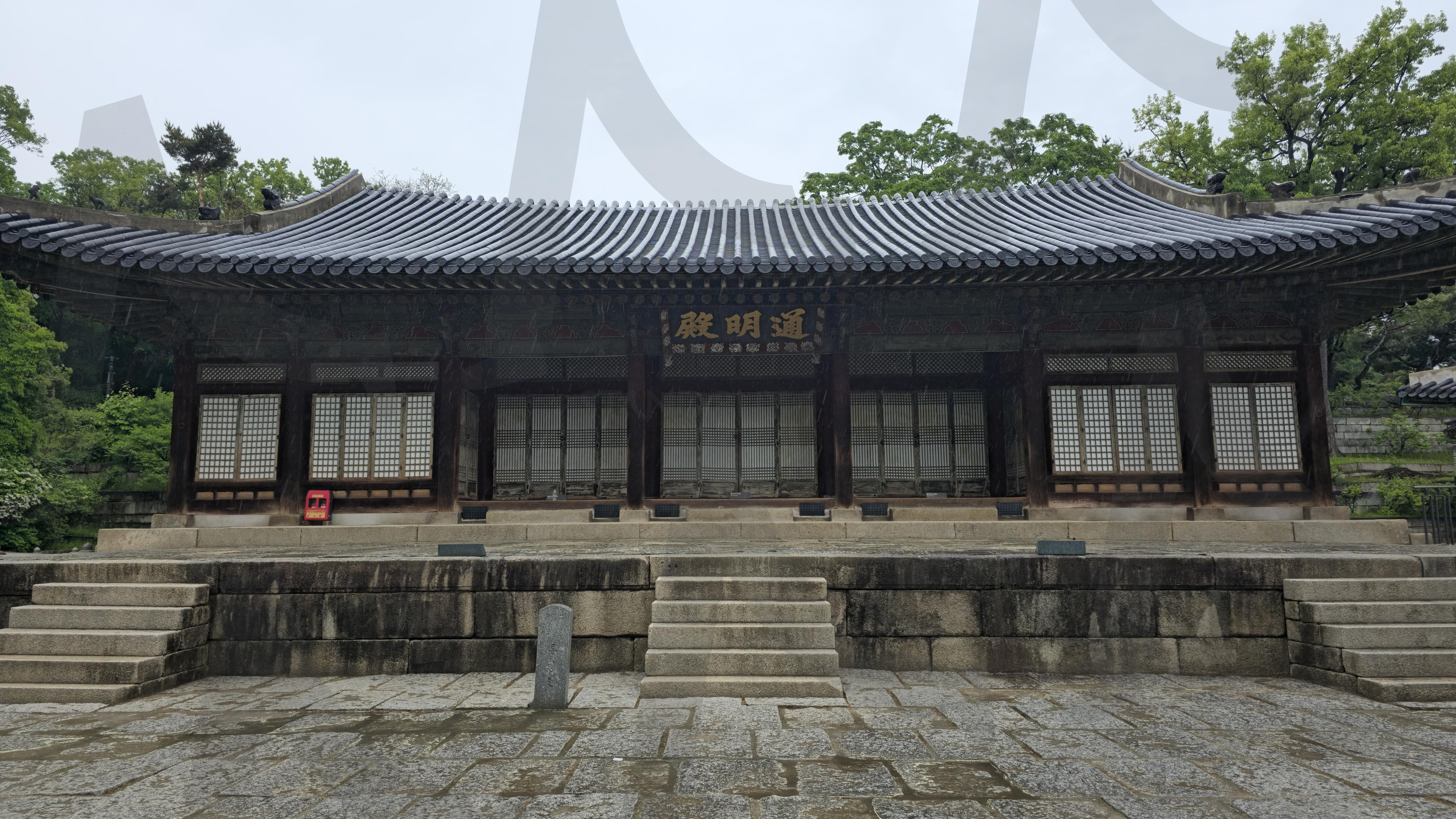 통명전-이 건물은 조선 후기 왕실의 별당 건축물로, 왕과 왕비가 후원에서 휴식하거나 비공식적인 연회를 즐기던 장소입니다. | 통명전, 창덕궁 통명전, 창덕궁 후원 별당, 통명전 창덕조선 궁궐 별당, 기와지붕 구조 | 스탠바이 STANDBUY 디지털 콘텐츠