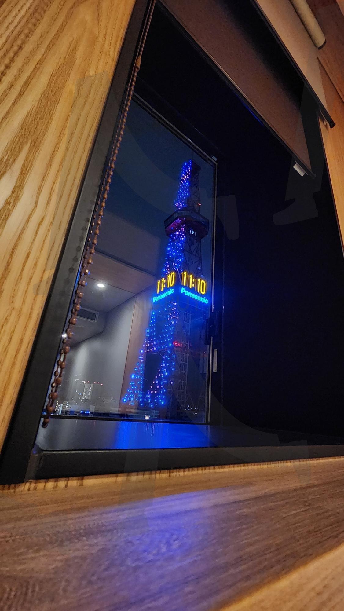 하루를 끝마치고 누운 내 눈 앞에 | 숙소, 숙소뷰, 타워, 시계탑, 야경, 고요함, 아늑함, 하루, 마무리 | 스탠바이 STANDBUY 디지털 콘텐츠