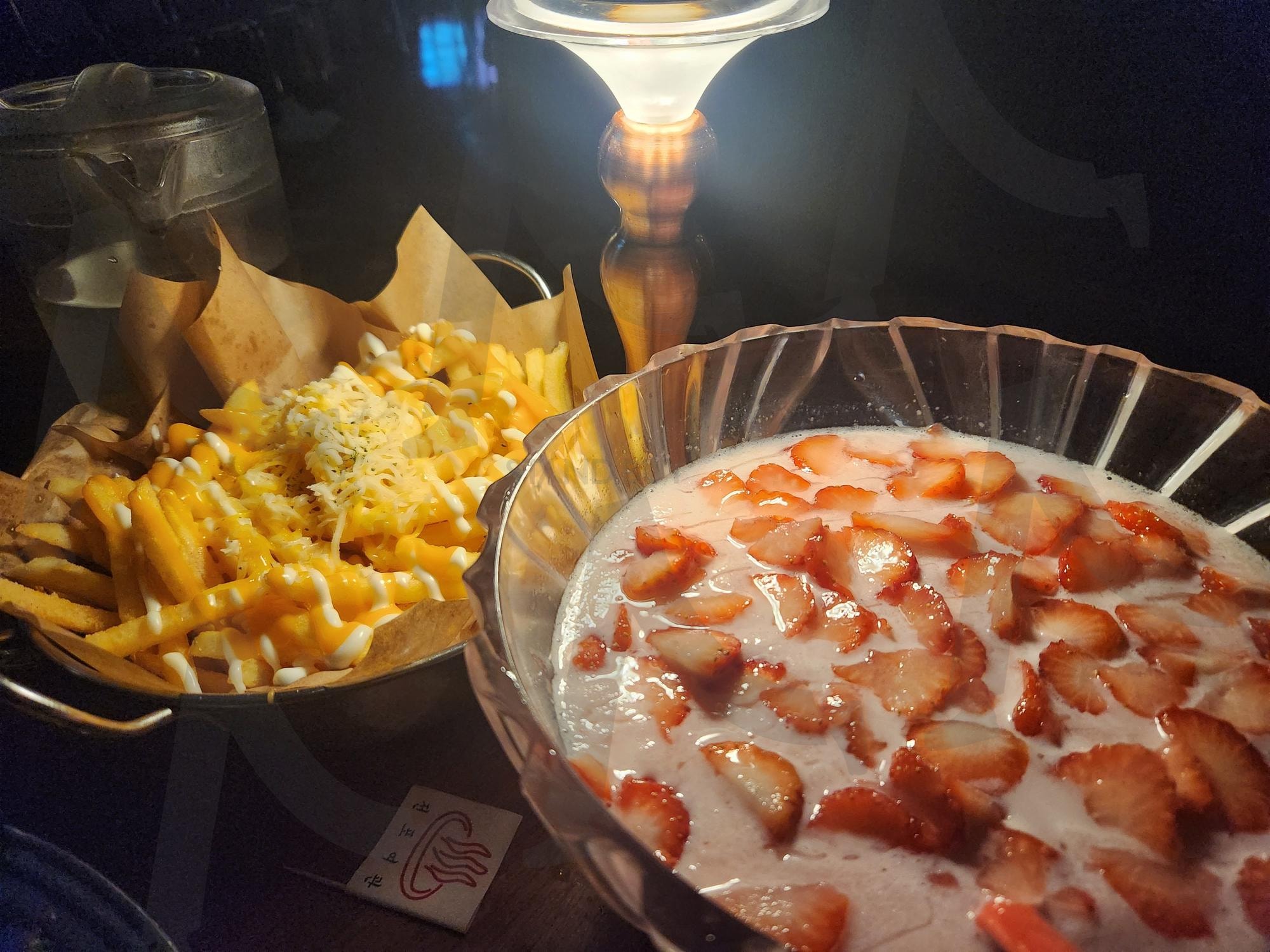 막걸리에 과일까지 넣으면 몸에 더 좋다구? | 막걸리, 과일, 딸기, 안주, 음료, 감자튀김, 분위기, 식사 | 스탠바이 STANDBUY 디지털 콘텐츠