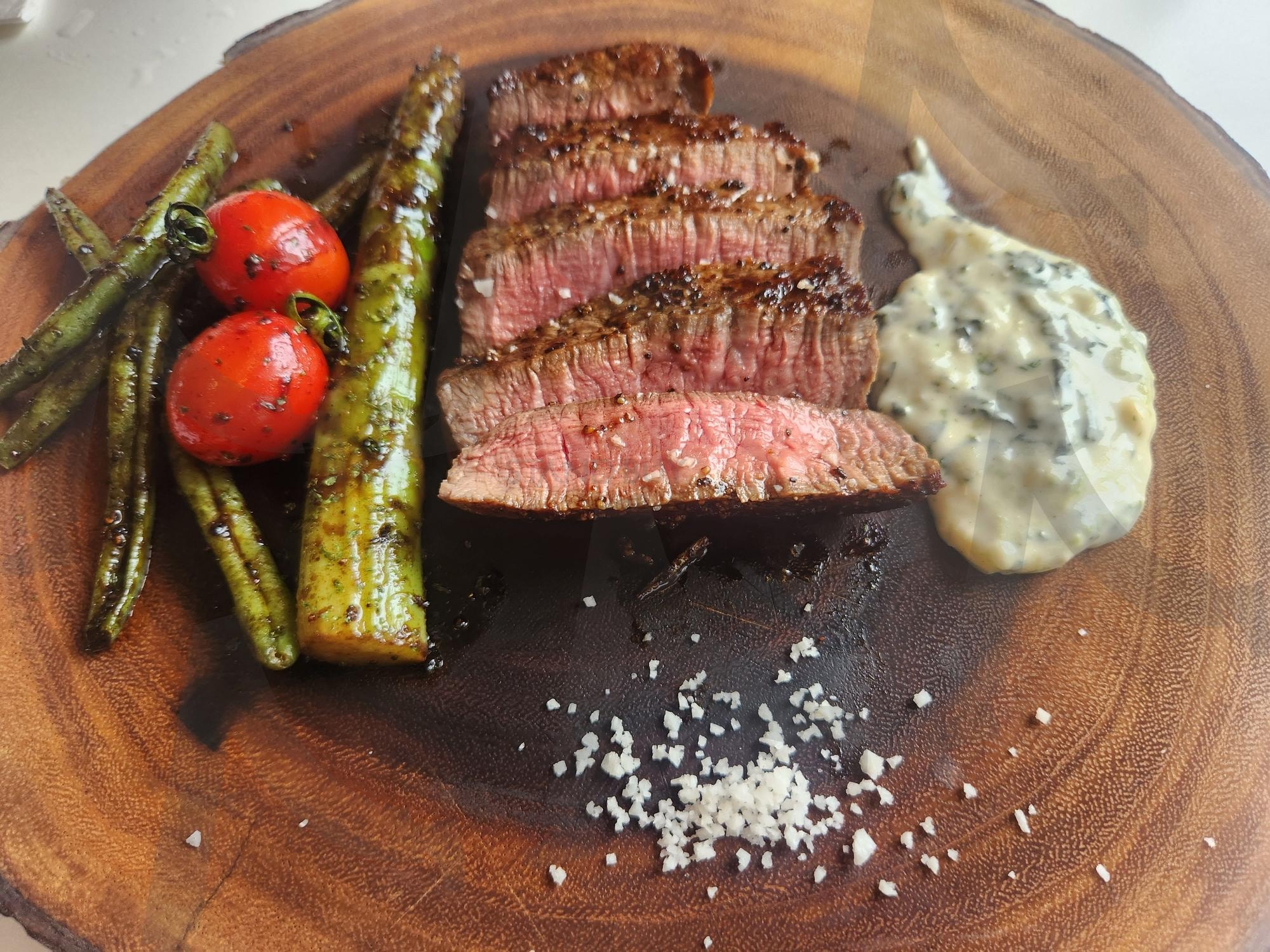 미디움 레어와 칼각을 보여줘 | 스테이크, 미디움레어, 아스파라거스, 소금, 식사, 한끼, 고기, 육식, 살살녹음 | 스탠바이 STANDBUY 디지털 콘텐츠