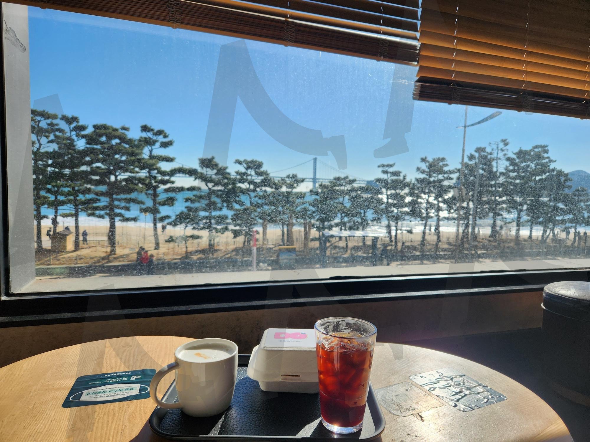 겨울 바닷가 추위에 창 밖으로 겨우 즐기는 햇살 | 겨울, 바닷가, 추위, 햇살, 카페, 따뜻함, 오션뷰, 경치 | 스탠바이 STANDBUY 디지털 콘텐츠