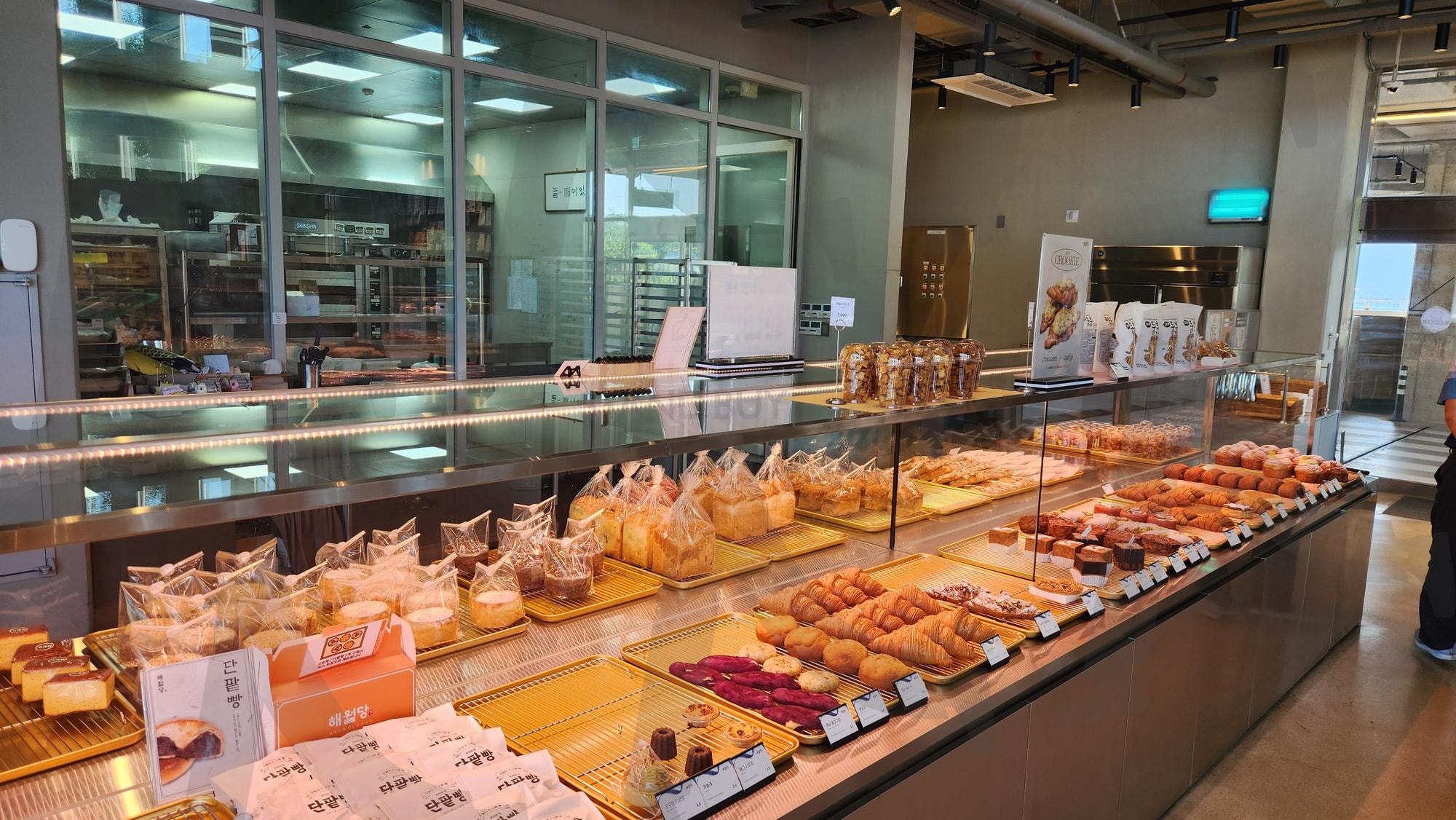 잔치인데 왜 고르지를 못해 | 빵돌이, 빵순이, 빵도리, 빵수니, 빵, 디저트, 카페, 축제, 잔치, 운수좋은날 | 스탠바이 STANDBUY 디지털 콘텐츠