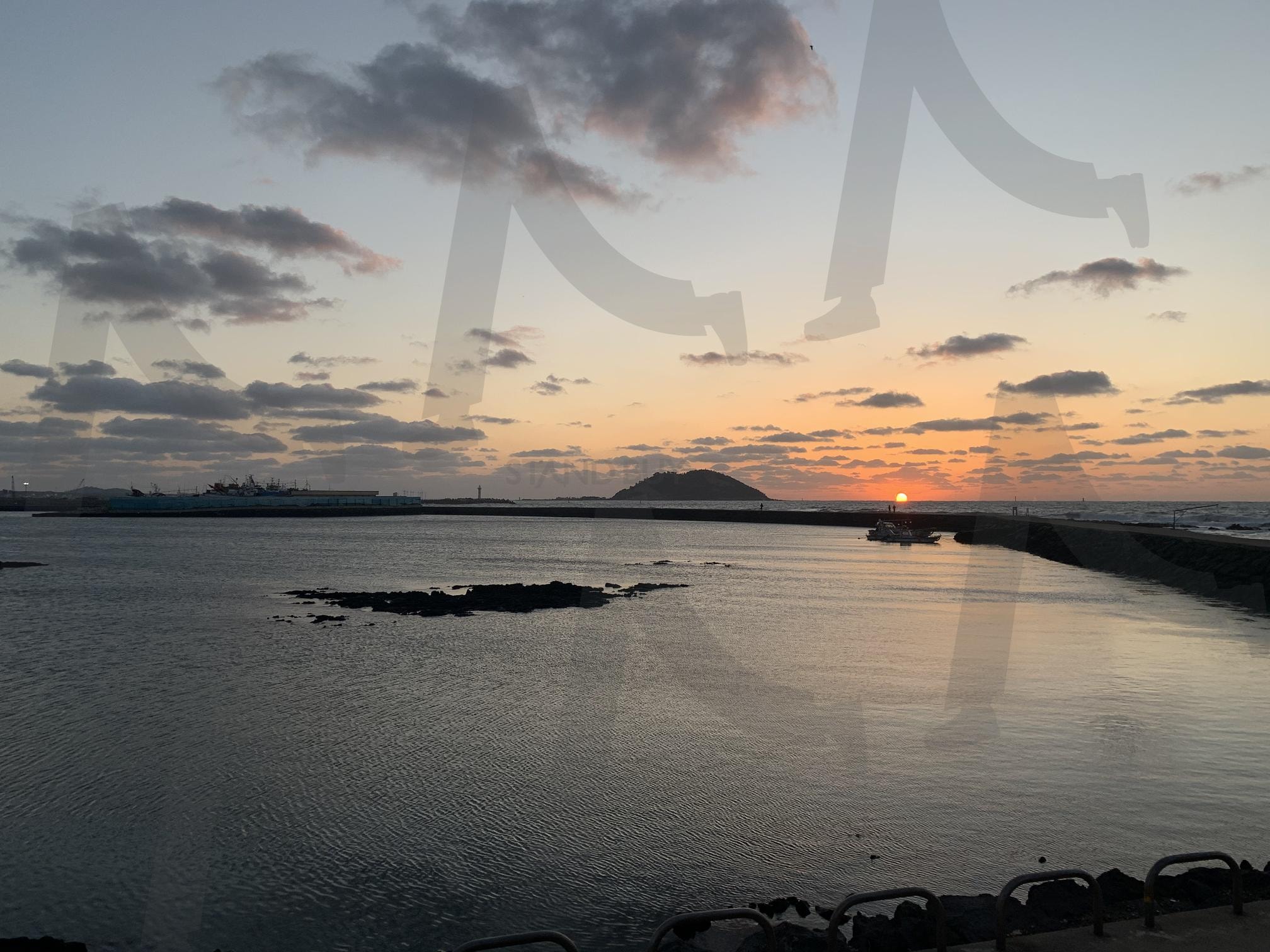 Biyangdo is an island located in Jeju Island, South Korea. | kor, korea, jeju, sunset, hotdogstop | 스탠바이 STANDBUY 디지털 콘텐츠
