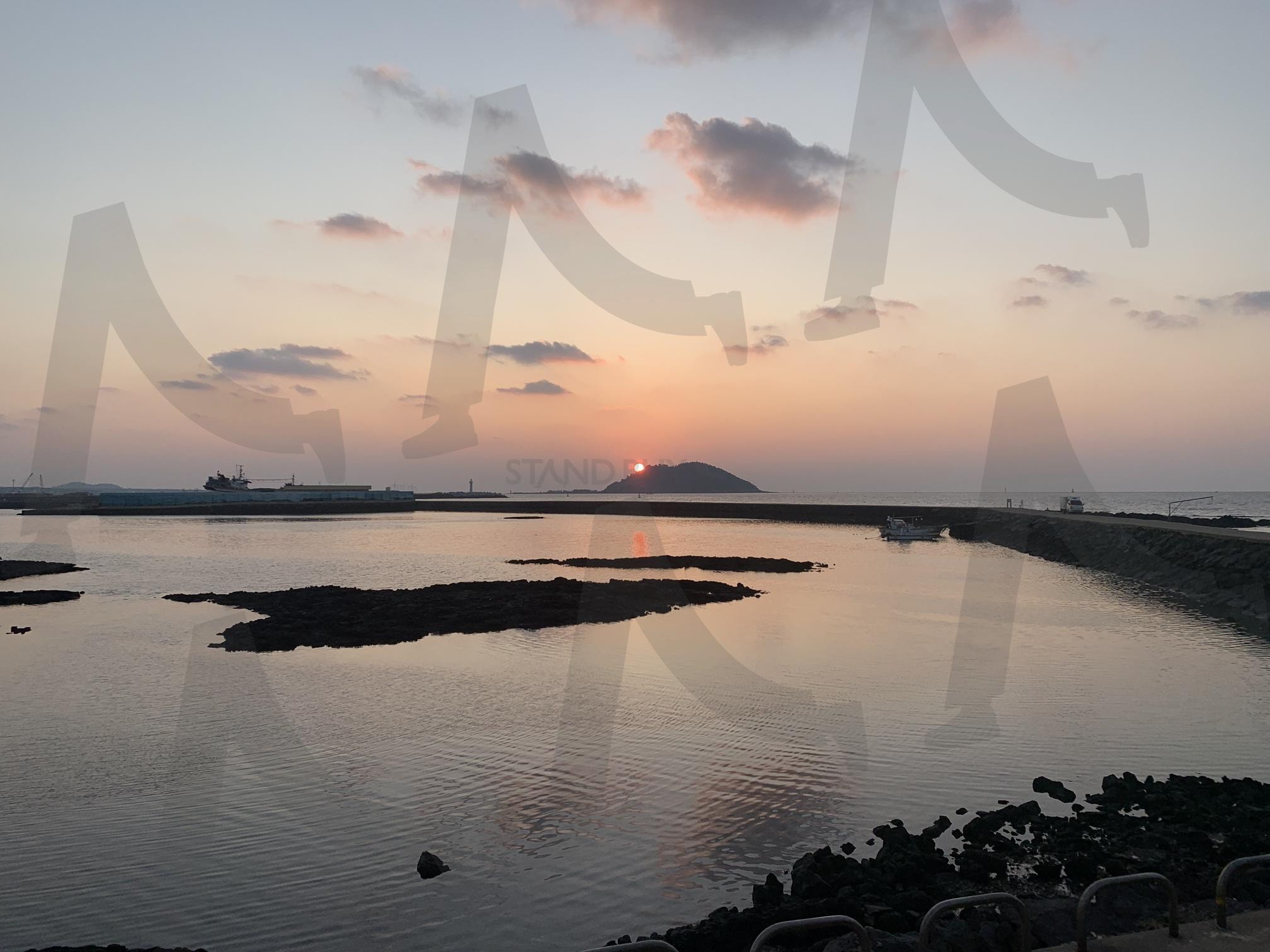 Biyangdo is an island located in Jeju Island, South Korea. | kor, hotdogstop, jeju, korea, redsunset | 스탠바이 STANDBUY 디지털 콘텐츠