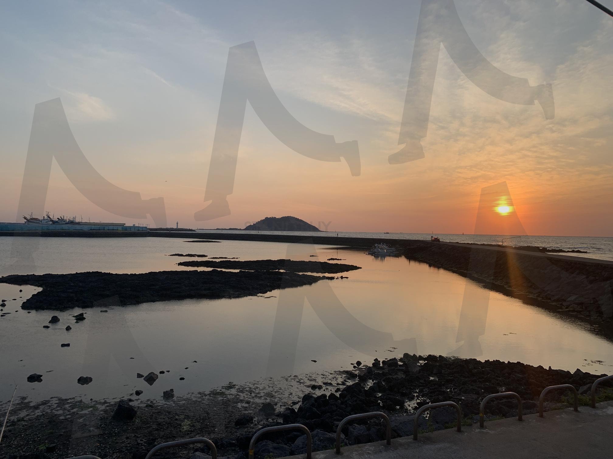 Biyangdo is an island located in Jeju Island, South Korea. | korea, sunset, jeju, island, kor | 스탠바이 STANDBUY 디지털 콘텐츠