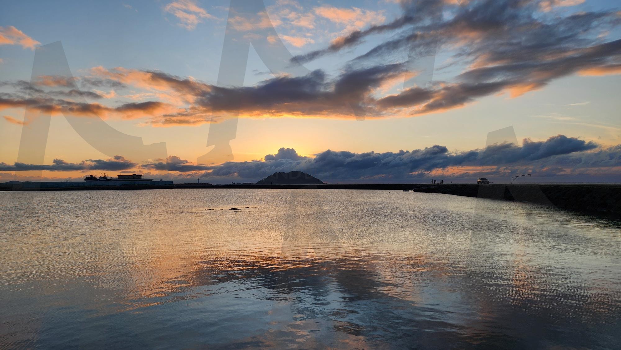 Biyangdo is an island located in Jeju Island, South Korea. | islan, korea, jeju, sunset, SouthKorea | 스탠바이 STANDBUY 디지털 콘텐츠