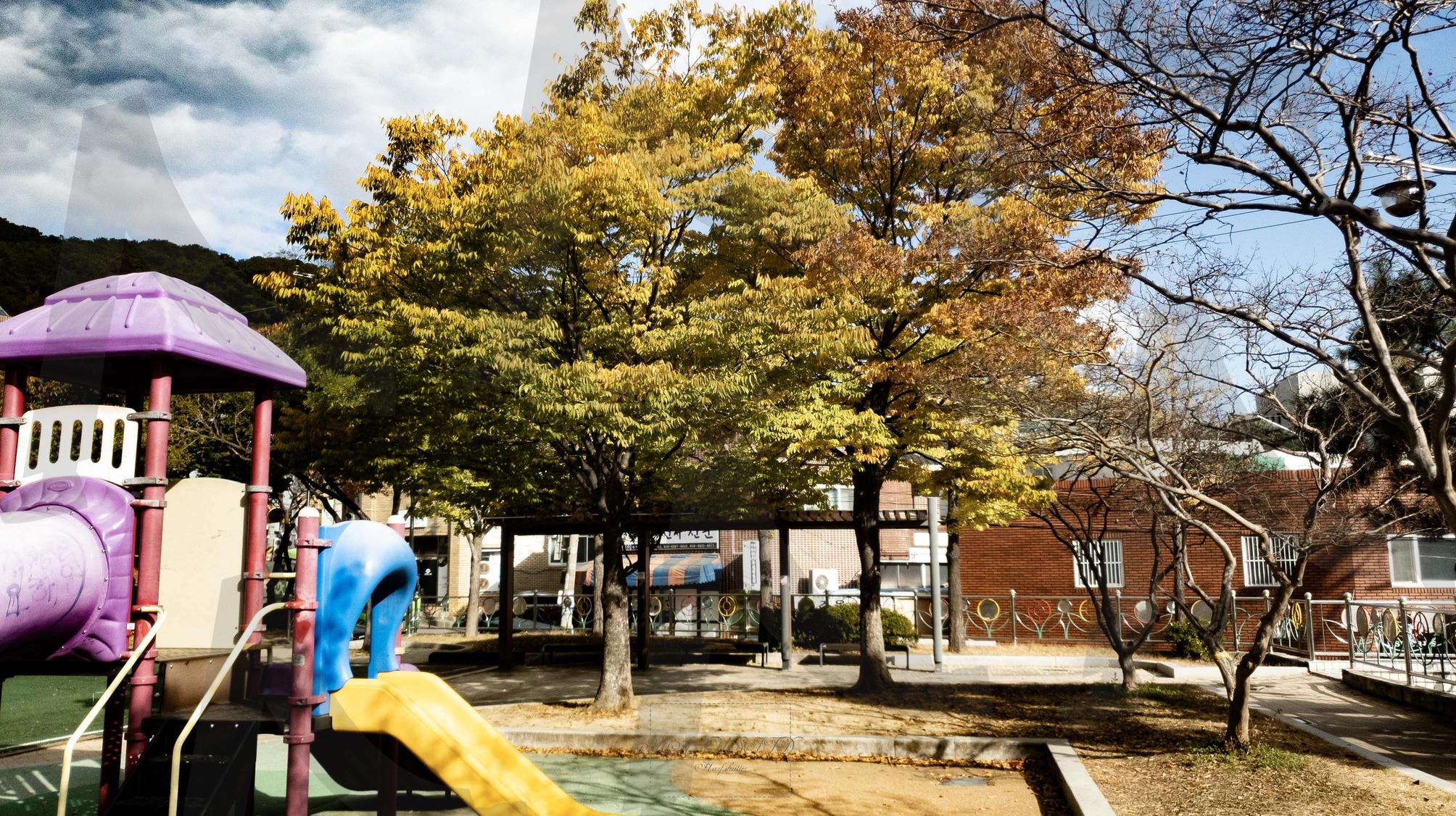 가을엔 놀이터도 조용해진다 | 빈티지감성, #놀이터풍경, #가을사진, #시간의흔적, #노스탤지어, #필름느낌, #아날로그사진, #감성사진, #추억소환, #스탠드바이 | 스탠바이 STANDBUY 디지털 콘텐츠