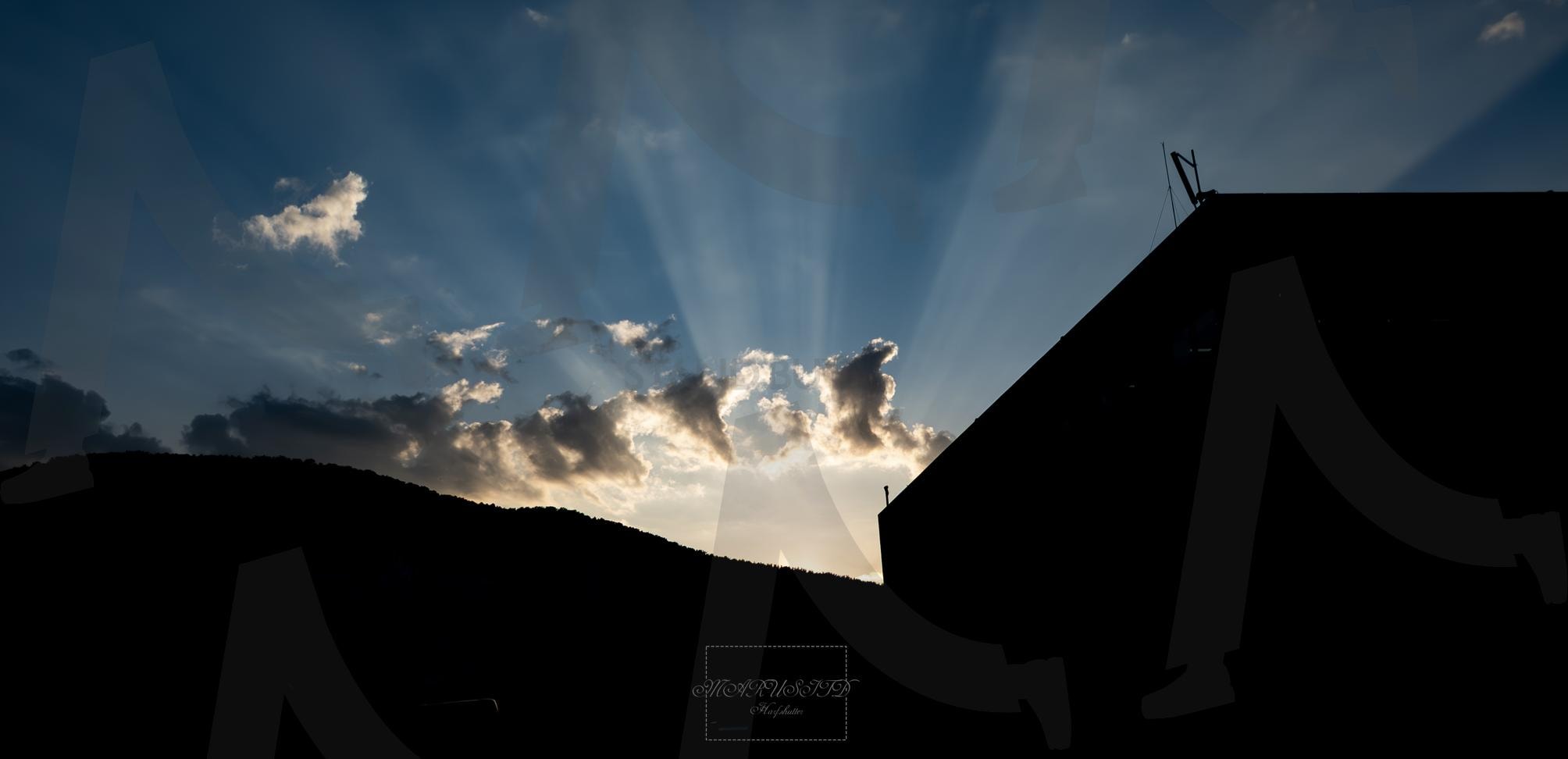 어둠을 가르는 빛 | 빈티지사진, #하늘사진, #빛내림, #고요한풍경, #자연감성, #아날로그감성, #실루엣사진, #스탠드바이, #빛과그림자, #감성사진 | 스탠바이 STANDBUY 디지털 콘텐츠