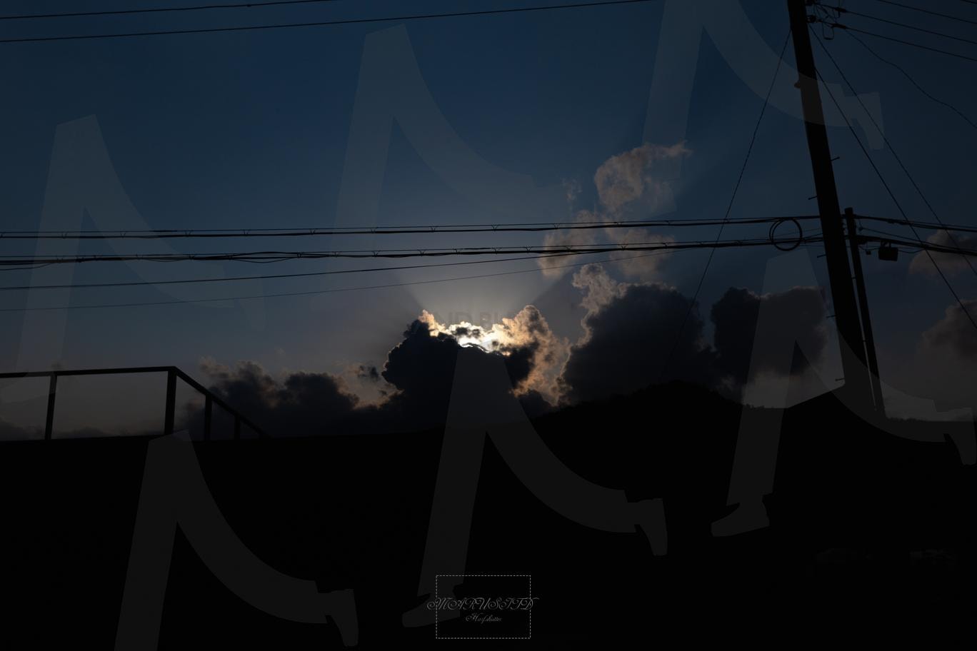 "구름 사이로 흘러나온 그 시절의 빛" | 빈티지감성, #노을사진, #빛과그림자, #아날로그무드, #구름사이햇살, #그때그시절, #필름느낌, #감성사진, #추억소환, #거리풍경 | 스탠바이 STANDBUY 디지털 콘텐츠